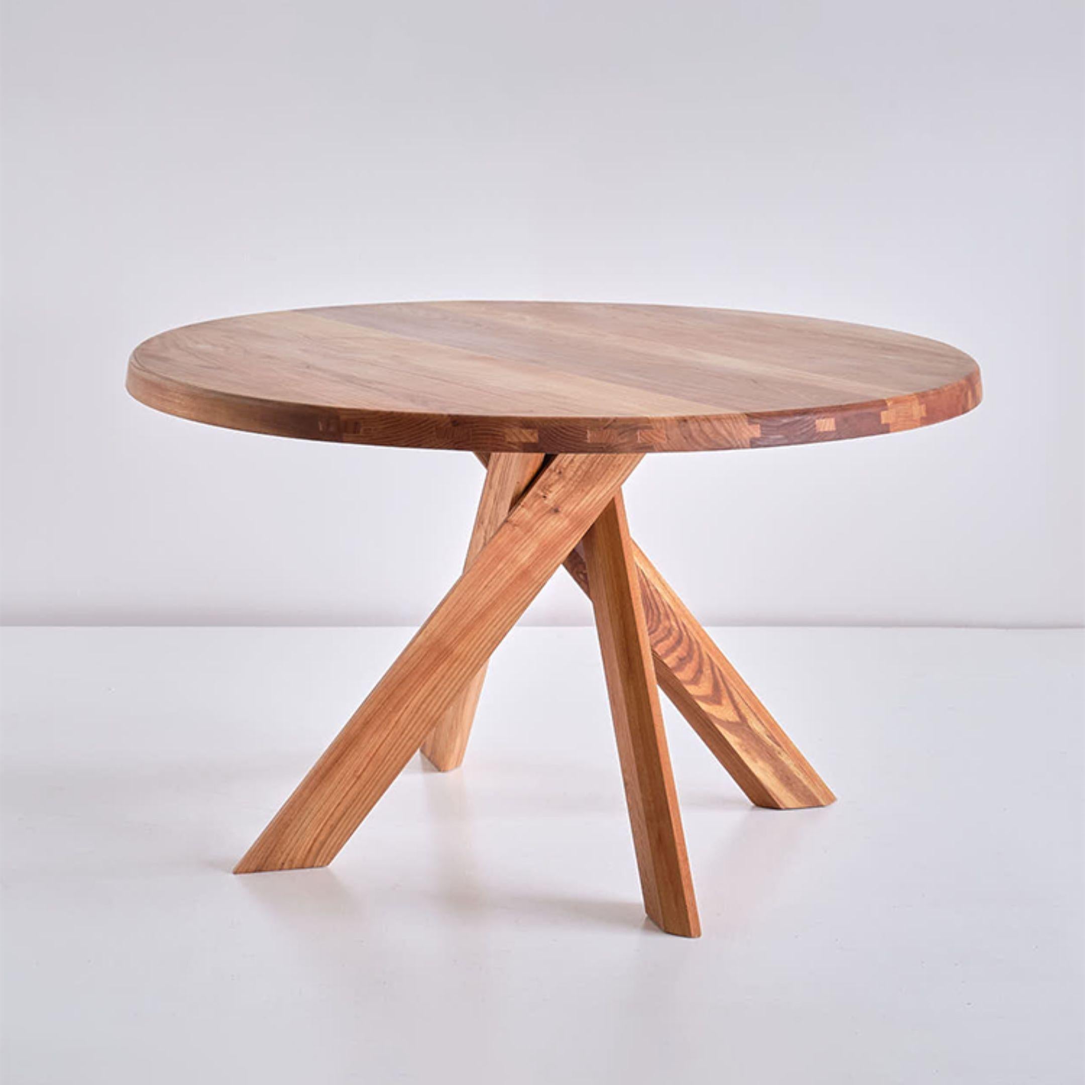 Conçue à l'origine par Pierre Chapo à la fin des années 1960, la table à manger T21 témoigne de la précision architecturale et de l'ingéniosité structurelle du designer. Fabriquée aujourd'hui à la main par Chapo Création, l'atelier officiel de