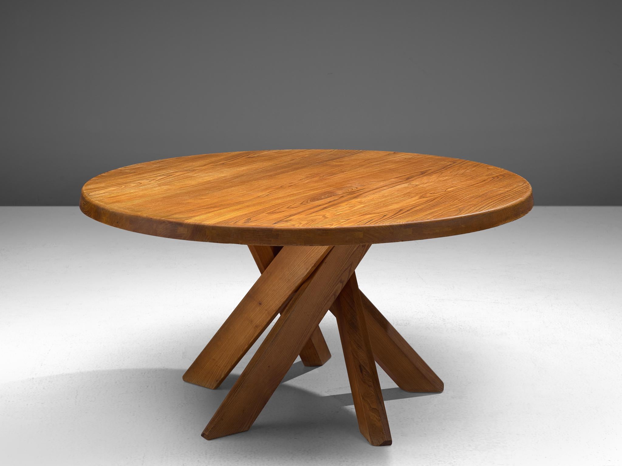 Pierre Chapo, dining table T21 'Sfax', elm, France, 1960s.

This round dining table with five legs is designed by Pierre Chapo. The shape of the base creates a very open look and makes this an object to make a space more interesting. The perfectly