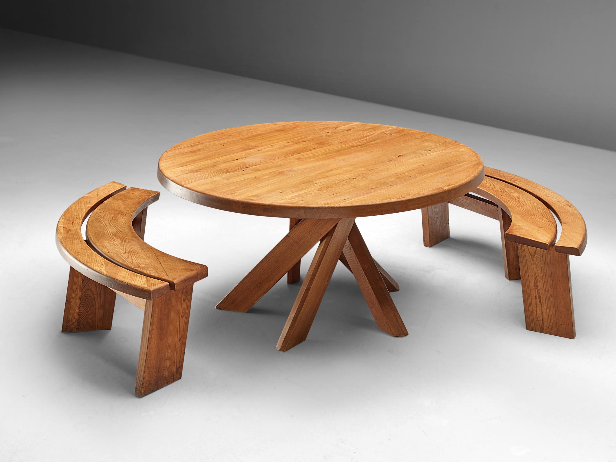 Pierre Chapo, dining table T21 'Sfax', elm, France, 1960s.

This round dining table with five legs is designed by Pierre Chapo. The shape of the base creates a very open look and makes this an object to make a space more interesting. The perfectly