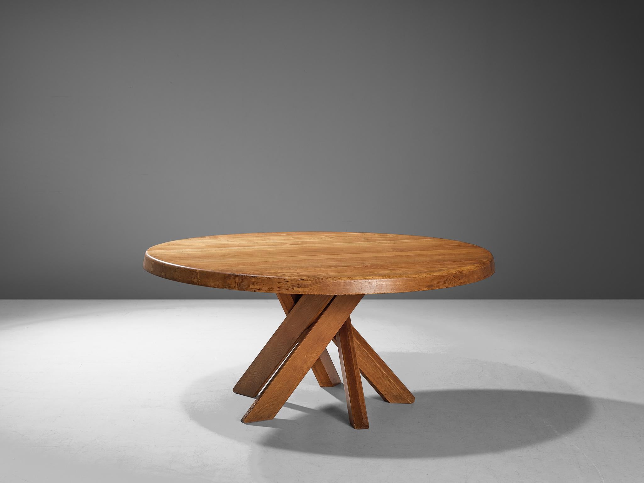 Pierre Chapo, dining table model 'T21E', elm, France, 1973

This round 'T21 E' dining table is designed by Pierre Chapo and its table top has a diameter of 160 cm (63 in). The shape of the base creates a very dynamic look. The perfectly made solid