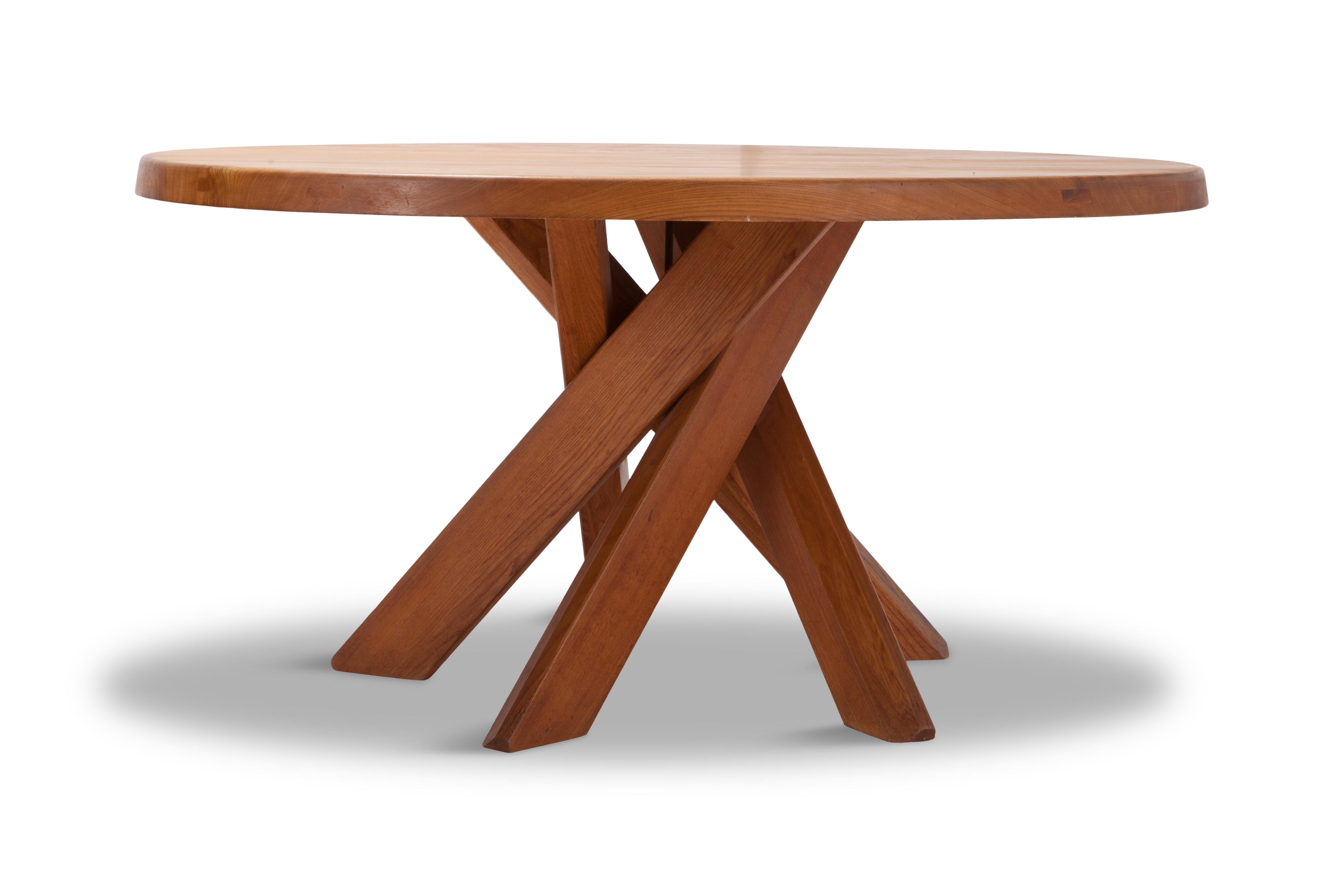 T21 solid French elm dining table in great patinated condition by Pierre Chapo, France, 1960s.

The large round table top shows a beautiful exposed grain providing it with a warm natural appearance. The table top is provided with several cleaver