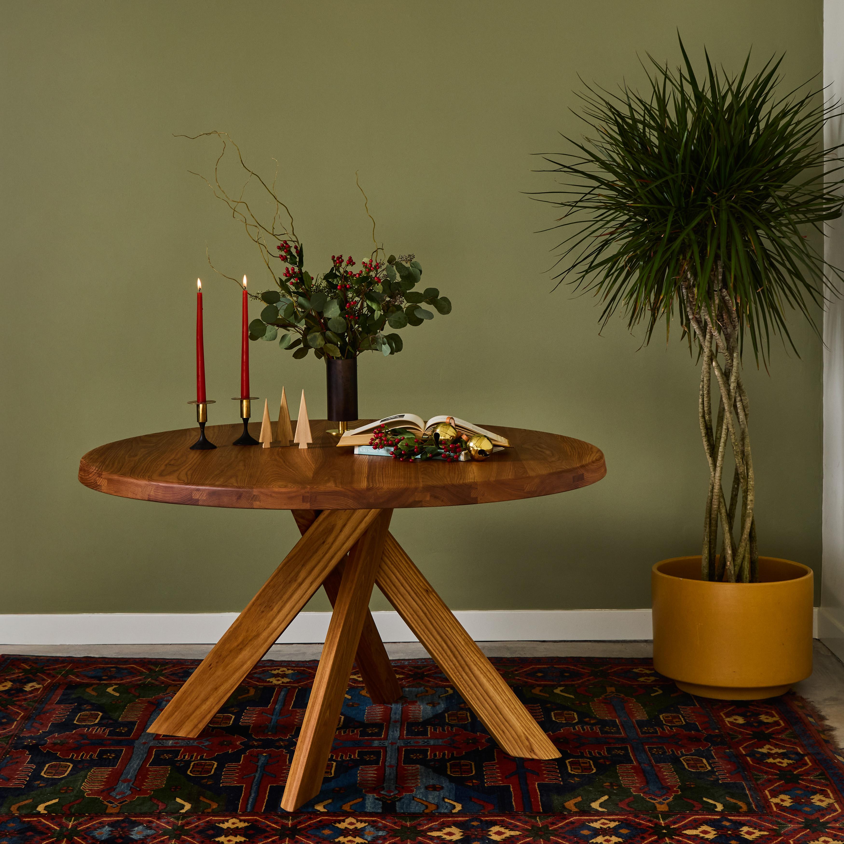 Pierre Chapo 'T21 Sfax' Table en bois d'orme massif fabriquée à la main pour Chapo Création

Conçue à l'origine en 1973, l'objectif de la table T 21 Sfax était de combiner l'angle d'inclinaison parfait entre les pieds et le plateau où tous les pieds