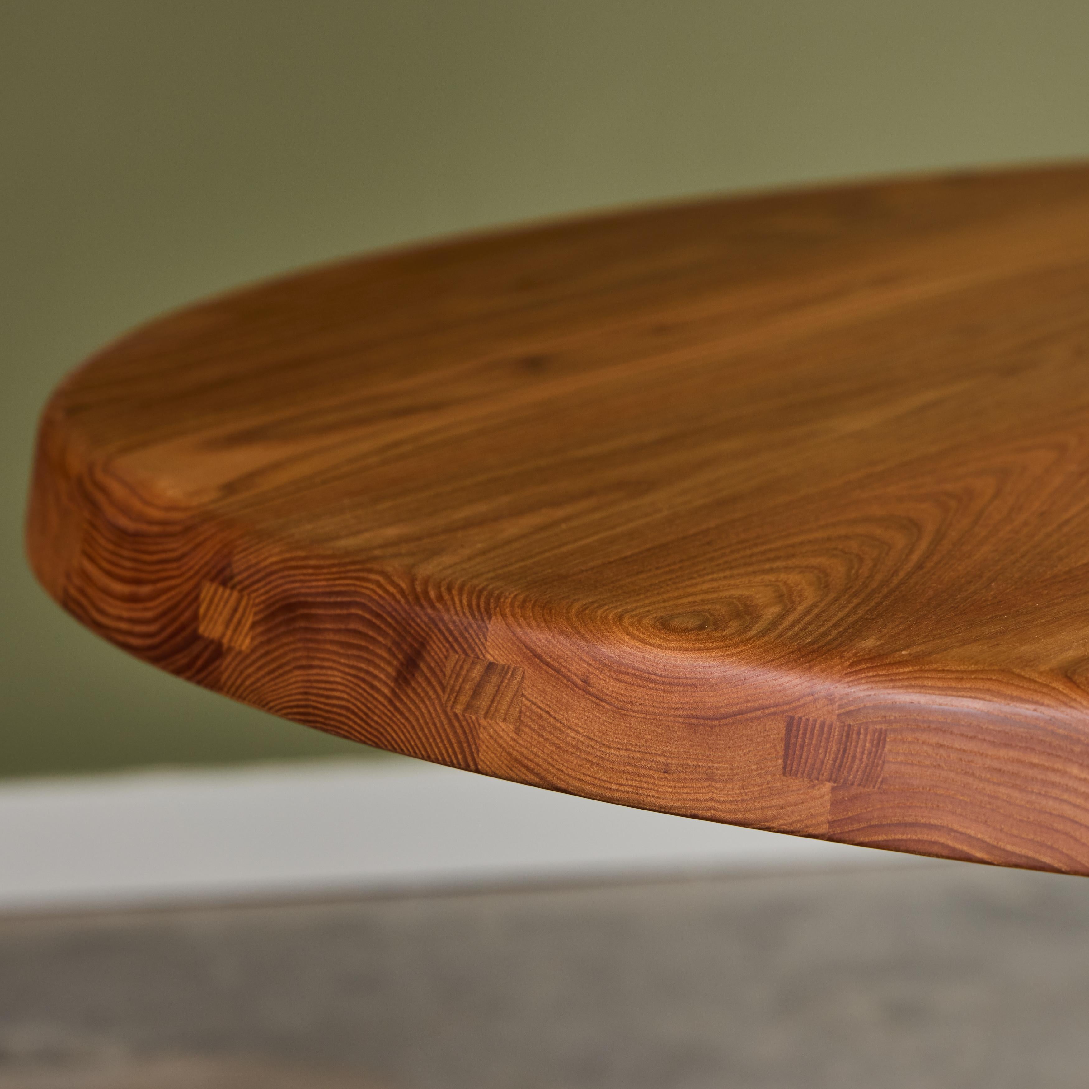 Français Pierre Chapo 'T21 Sfax' Table en bois d'orme massif fabriquée à la main pour Chapo Création en vente