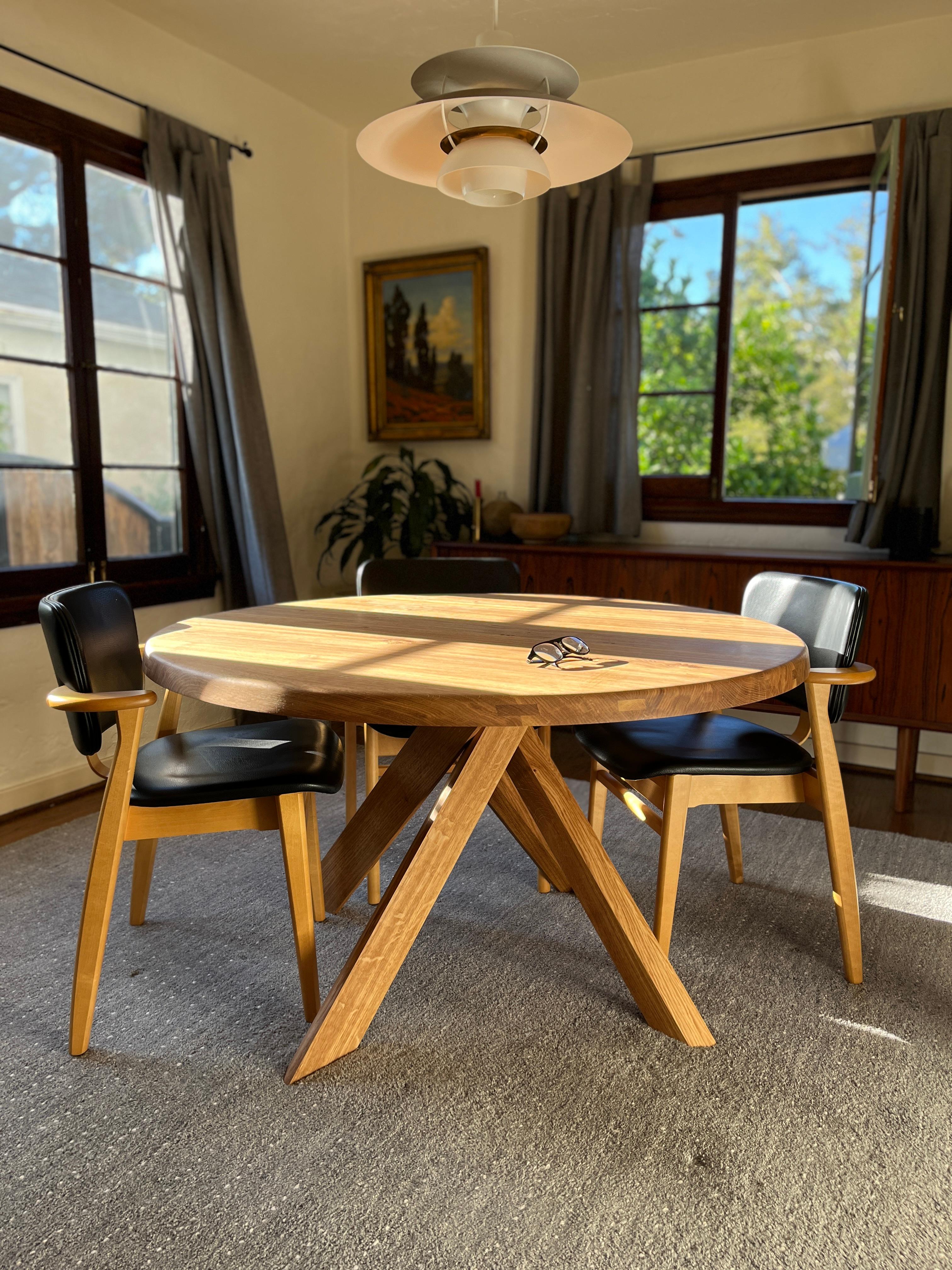 Mid-Century Modern Pierre Chapo 'T21 Sfax' Table en bois de chêne massif fabriquée à la main pour Chapo Création en vente