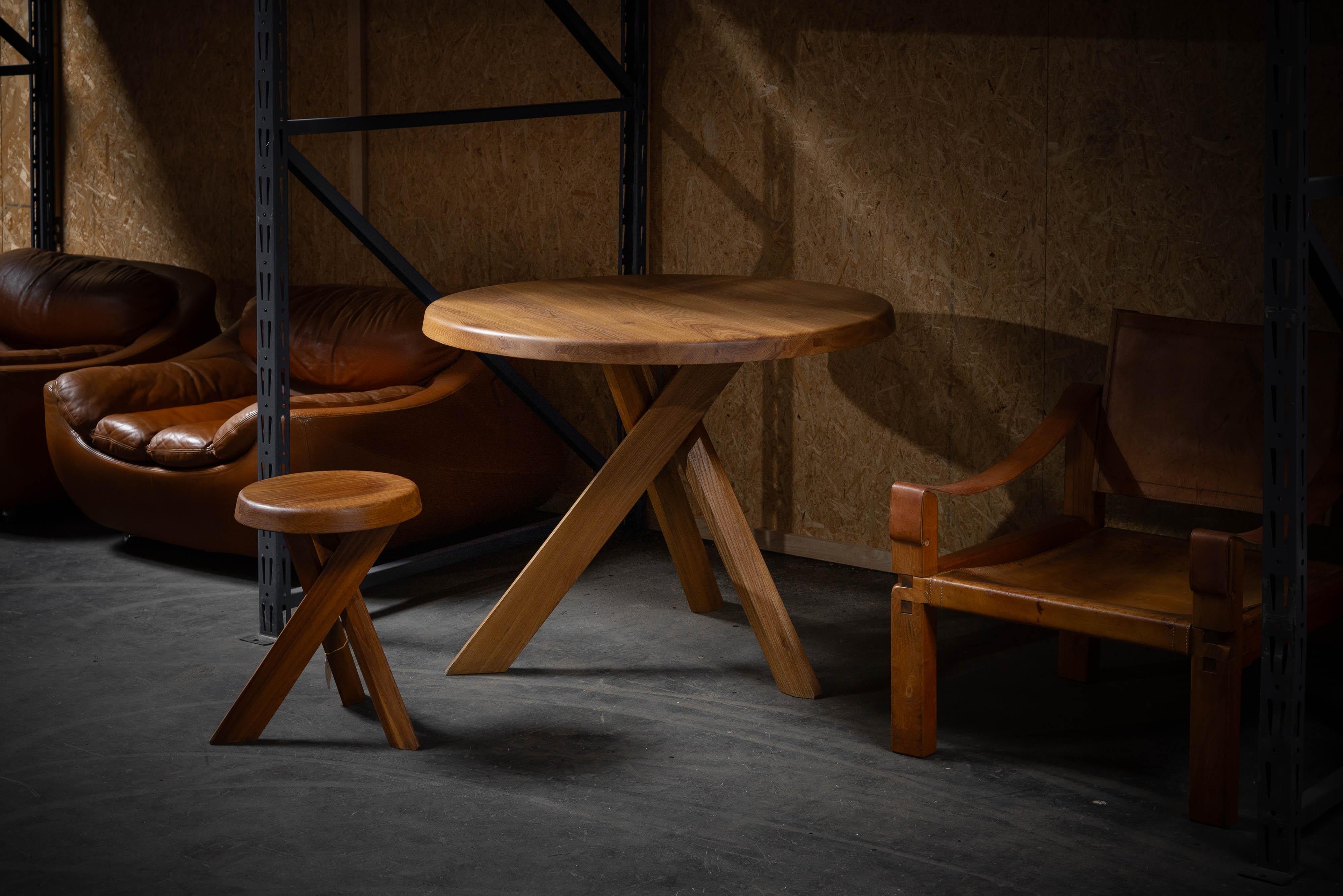 Petite table de salle à manger ou de petit déjeuner T21A sculpturale conçue par Pierre Chapo et fabriquée dans son propre atelier à Gordes en France dans les années 1960. Cette table de salle à manger est fabriquée en bois d'orme massif et possède