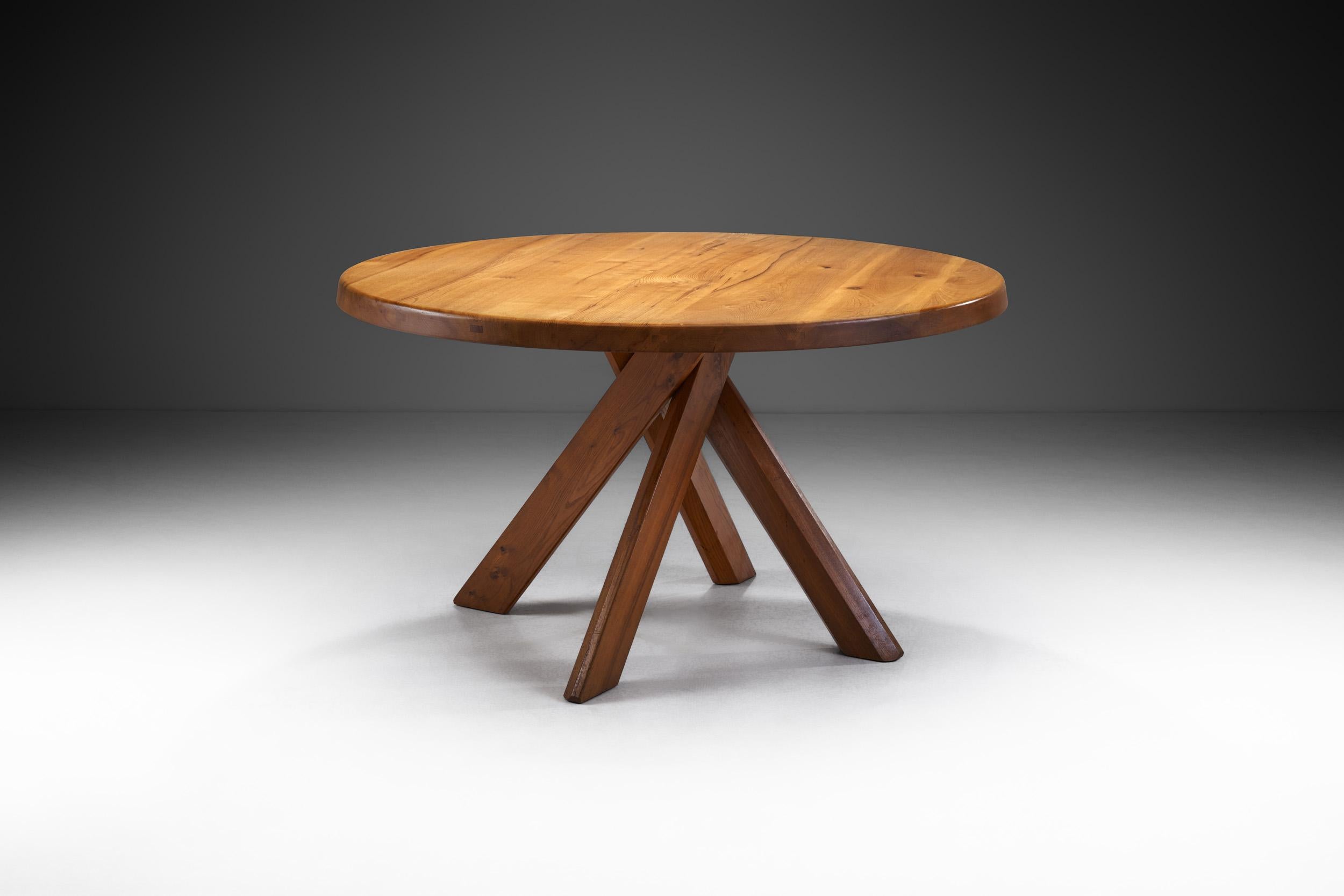 This “T21D” dining table, also known as “Sfax” is among the very best of Chapo’s designs with a strong architectural approach. Although very sturdy on first sight, the outstanding design and execution of the legs makes this table the embodiment of