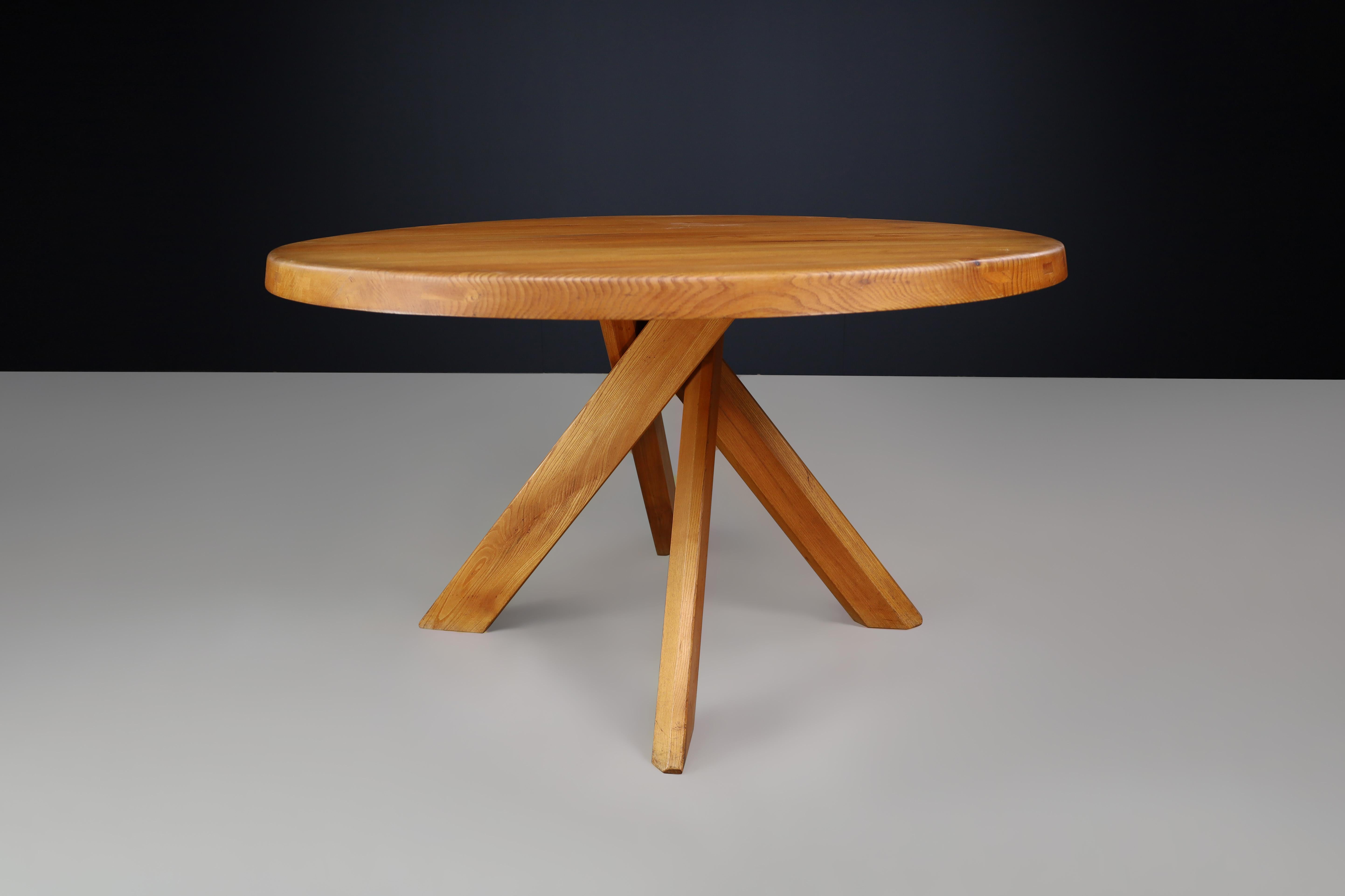 Pierre Chapo 'T21C' Sfax round dining table made of solid elm, France 1969

This original Pierre Chapo 'T21C' Sfax round dining table is made of solid elm and measures 128 cm in diameter. It features a thick top with natural veining and five crossed