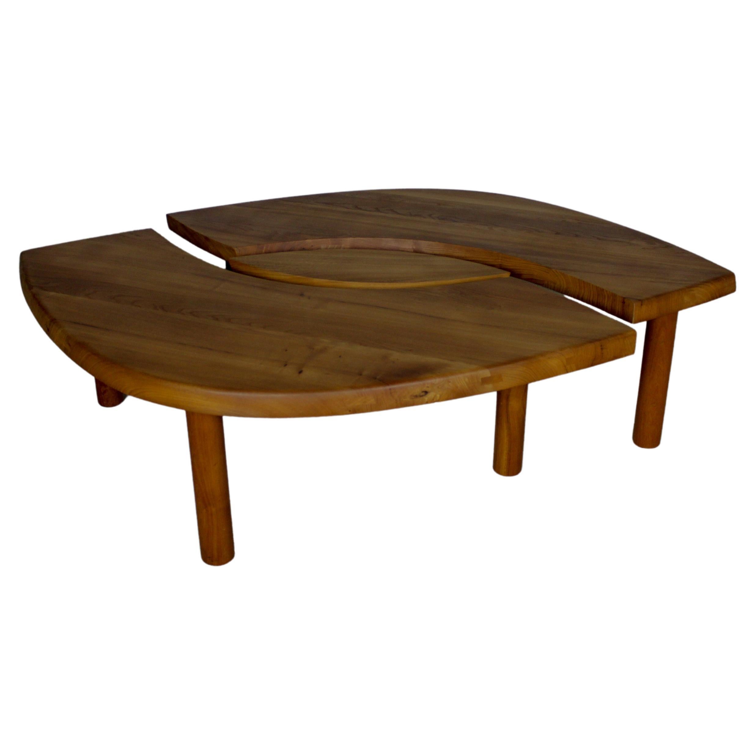 La table basse Pierre Chapo est un chef-d'œuvre du design moderne du milieu du siècle, incarnant l'essence de l'artisanat, de la fonctionnalité et de l'élégance intemporelle. Réalisée par le designer français Pierre Chapo, cette pièce emblématique
