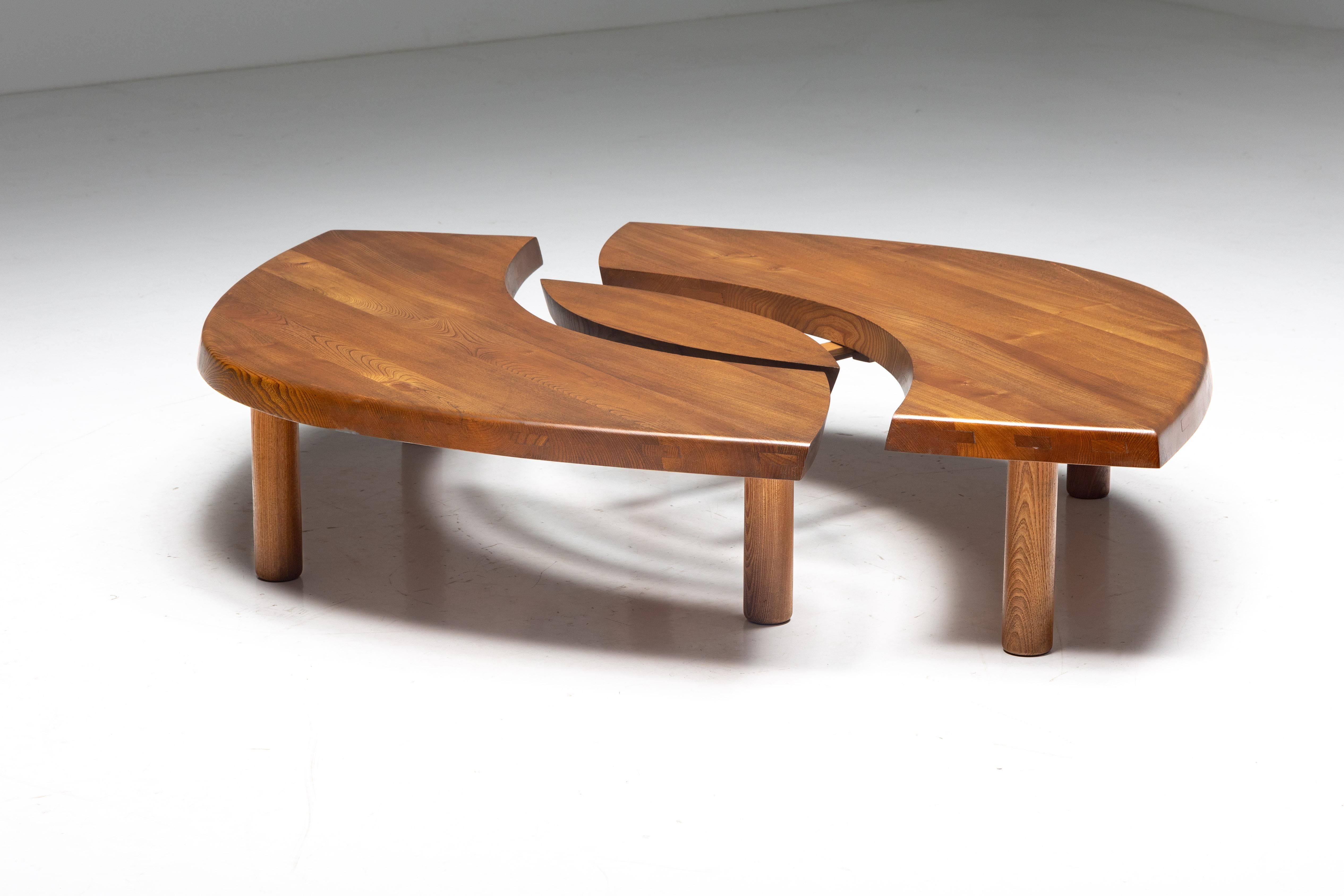 Pierre Chapo; Ulme massiv; Couchtisch; L'Oeil; Charlotte Perriand; Paris; Le Corbusier; Mid-Century Modern; 1970er; Holzverbindung; T22;
 
Augenförmiger Couchtisch 'T22' aus massivem Ulmenholz von Pierre Chapo, eine schöne Komposition aus zwei