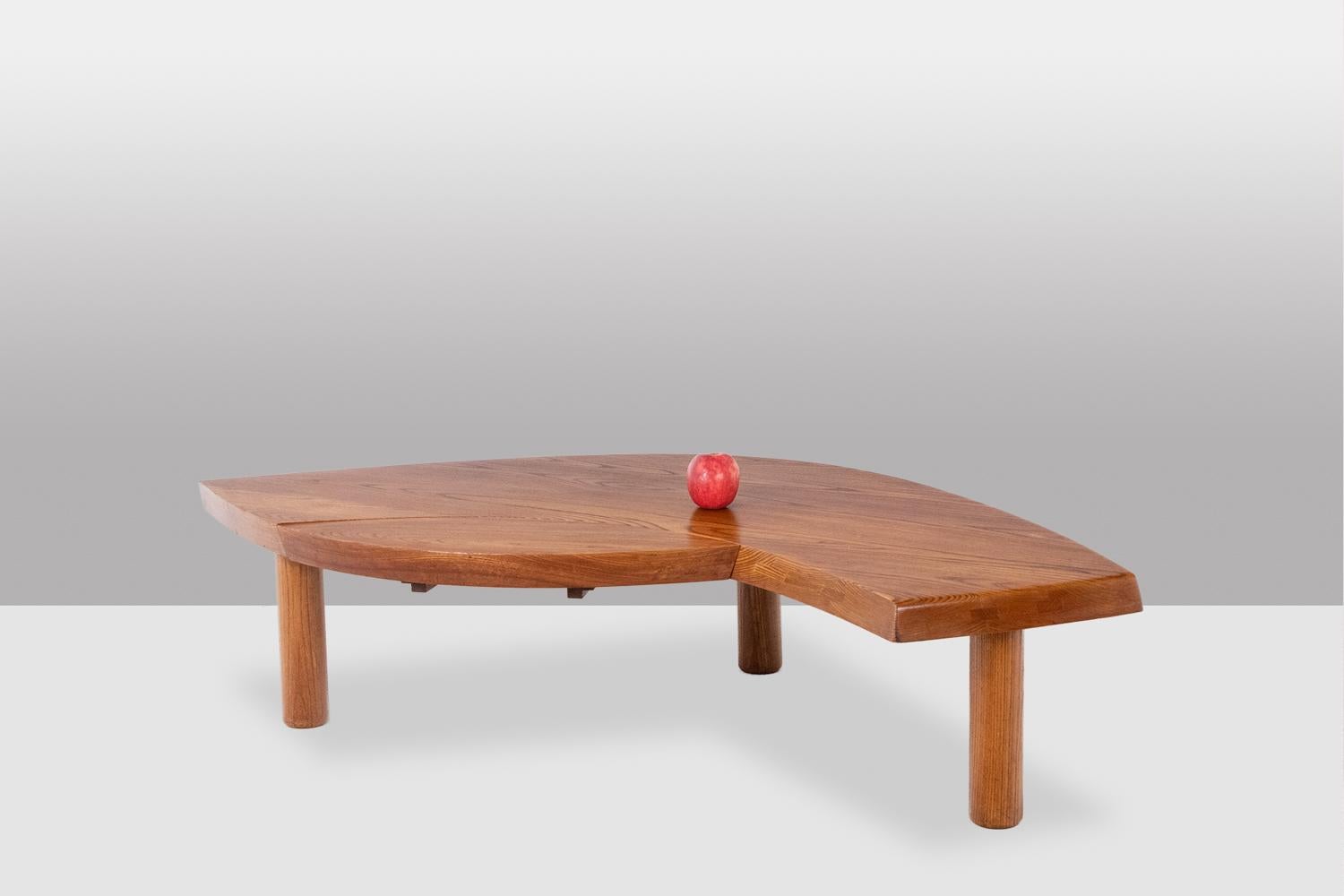 Français Pierre Chapo. Table basse modèle T22 en orme des années 1980.
