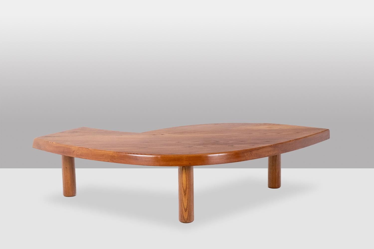 20ième siècle Pierre Chapo. Table basse modèle T22 en orme des années 1980.