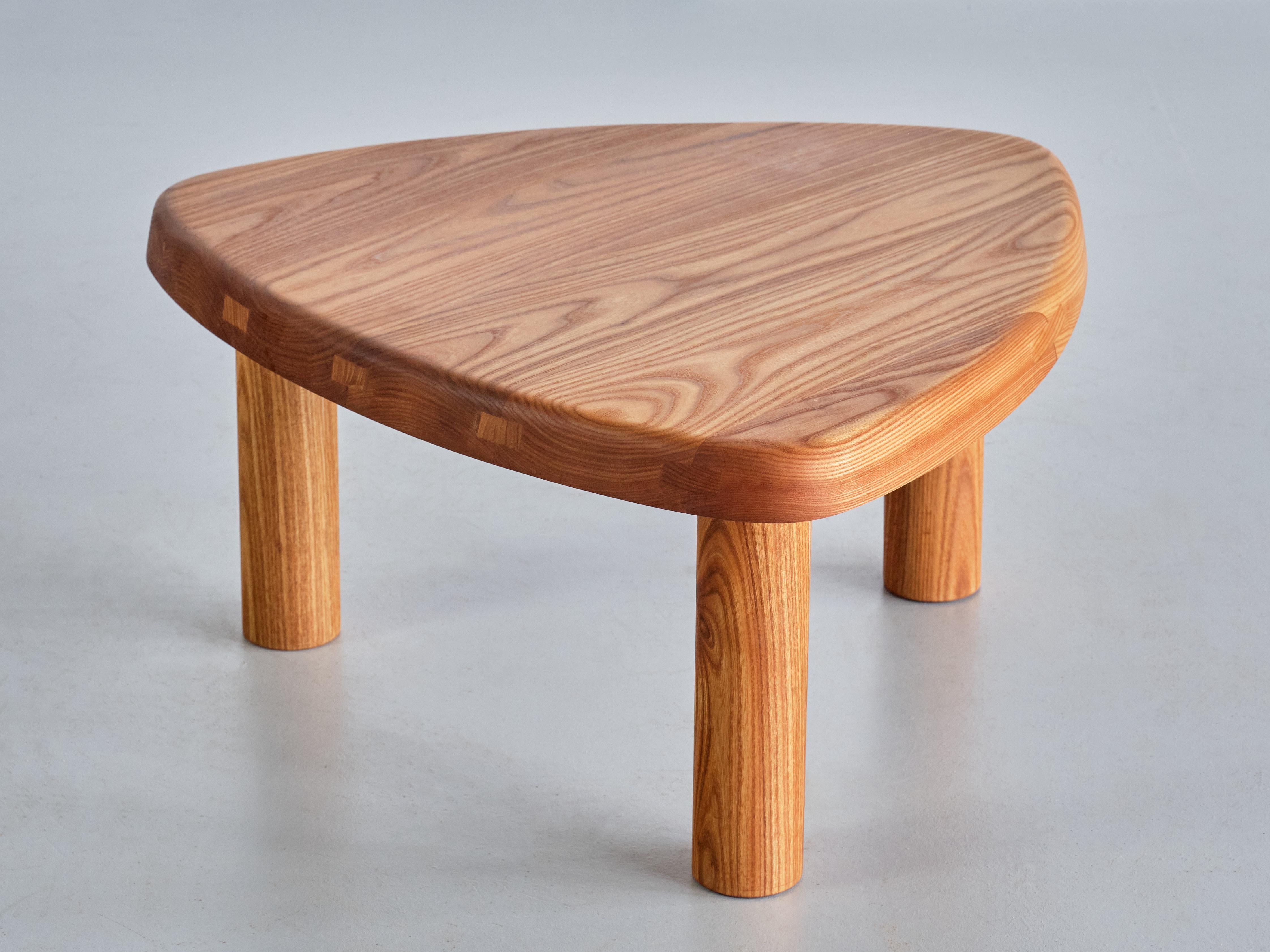 Cette remarquable table basse est le modèle T23 conçu par Pierre Chapo en 1960. La table est fabriquée en bois d'orme massif avec un grain magnifique. Le design emblématique se compose d'un plateau épais de forme triangulaire aux coins arrondis et