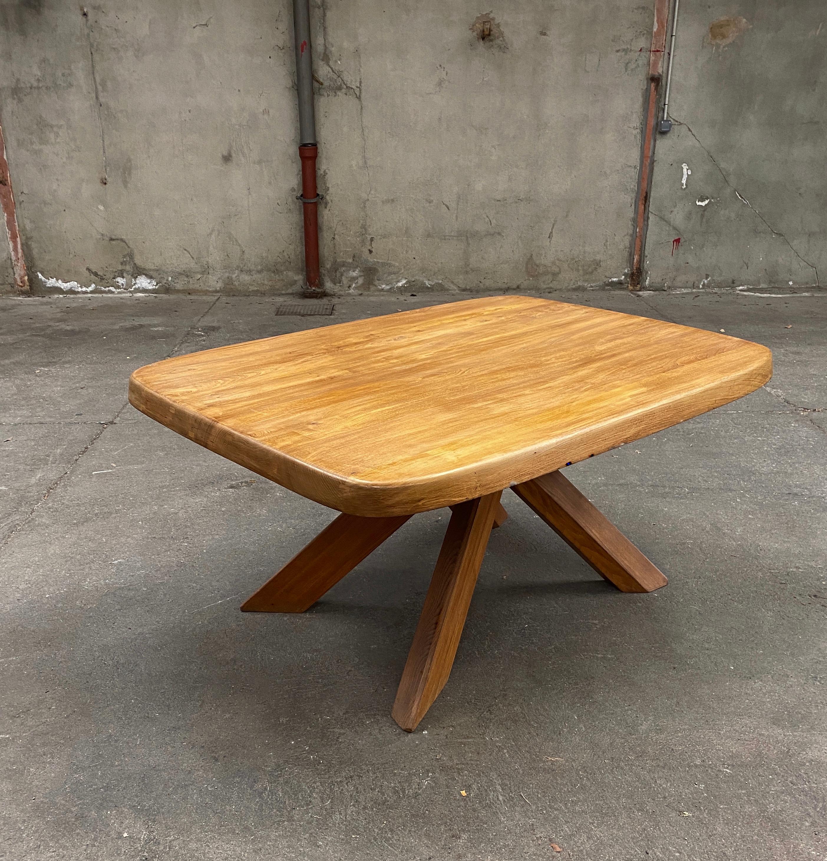 Pierre Chapo T35C Aban 

Very beautiful table by Pierre Chapo in solid elm from the 1970s. Very beautiful dynamism between the leg frame, true signature of Pierre Chapo's talent and the massive shape of the generous tray.