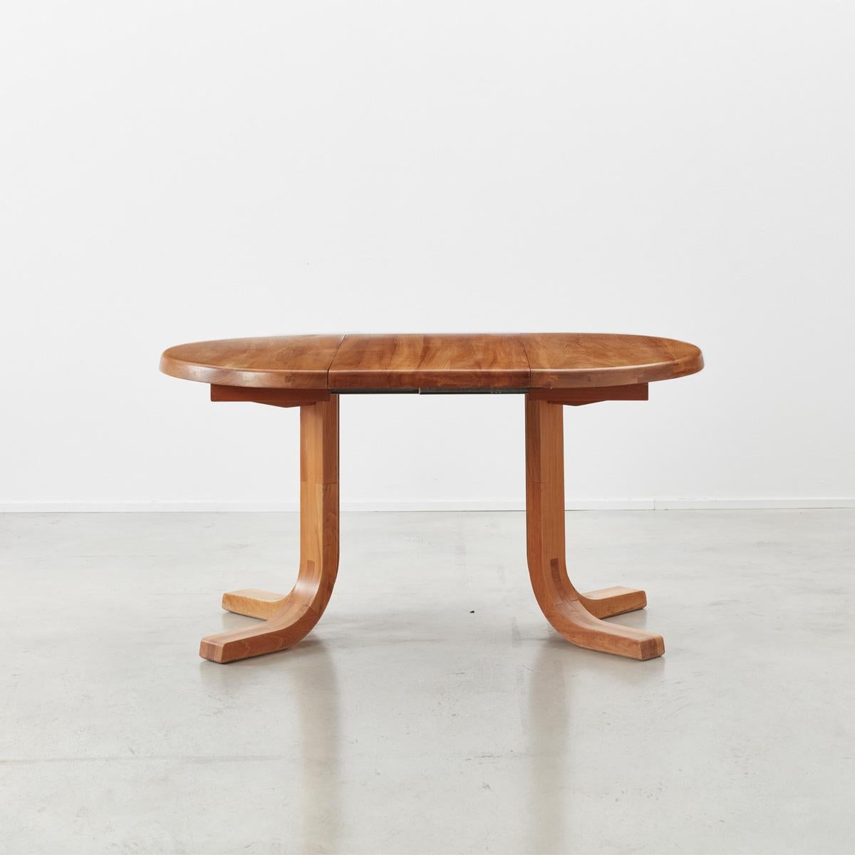 Pierre Chapo T40A table made from solid elm. A small round table in solid elm (D95 cm) extending to a long eight-seat table (L220cm), with two extensions. 

Table beautifully refinished. 

Measures: H720cm. Small D95cm round, fully extended D95