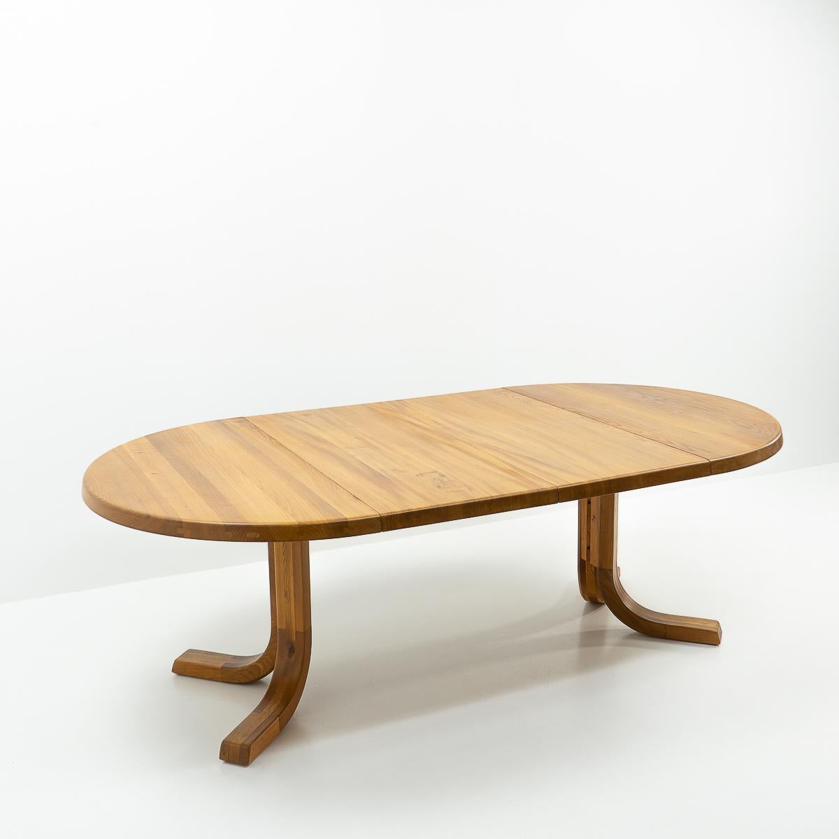 Beautiful round T40 dining table designed by Pierre Chapo. As with all furniture by Chapo, this piece shows excellent craftsmanship, is constructed in solid wood and was made to last.

Made in French Elm, nowadays very difficult to source due to