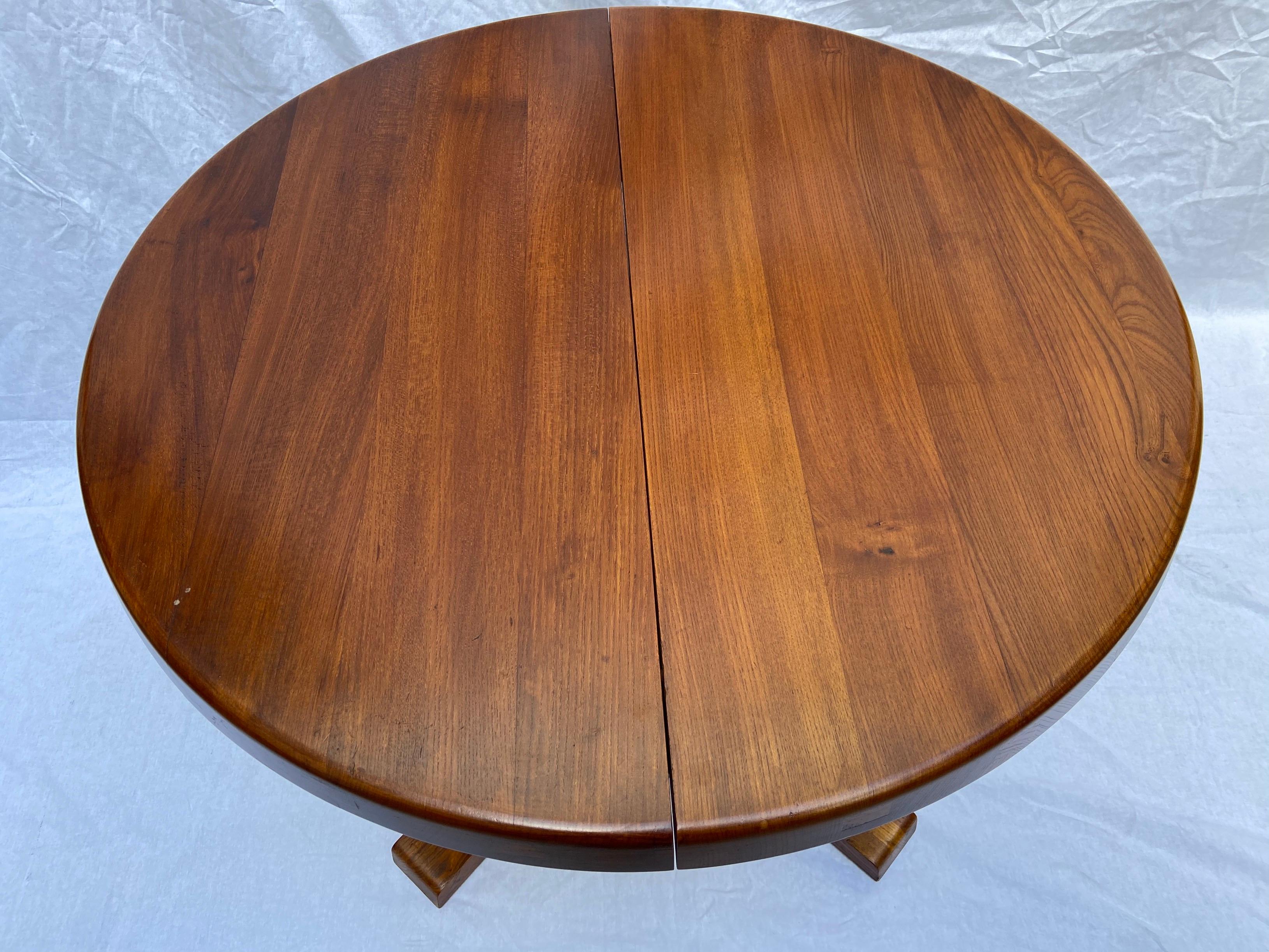 Pierre Chapo - Table T40 known as duck feet - Circa 1978

Circular table with 2 central extensions
Solid elm

Without extension: D 120 x H 74

With 2 extensions: L 220 x P 120 x H 74

With 1 extension: L 170 x P 120 x H 74.
 