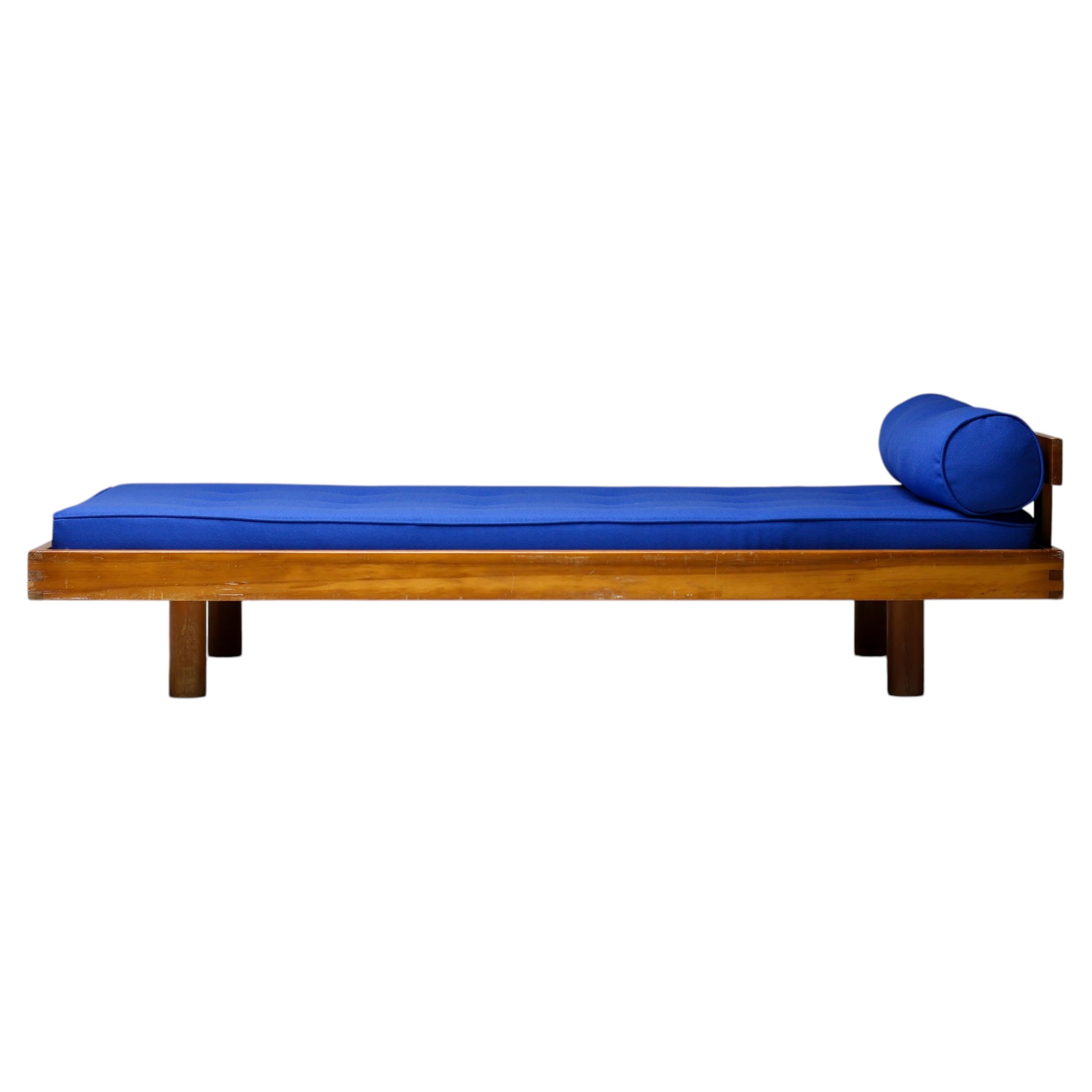 Lit de repos "T22" de Pierre Chapo - Orme sculptural, en laine Bleu Marcoule en vente