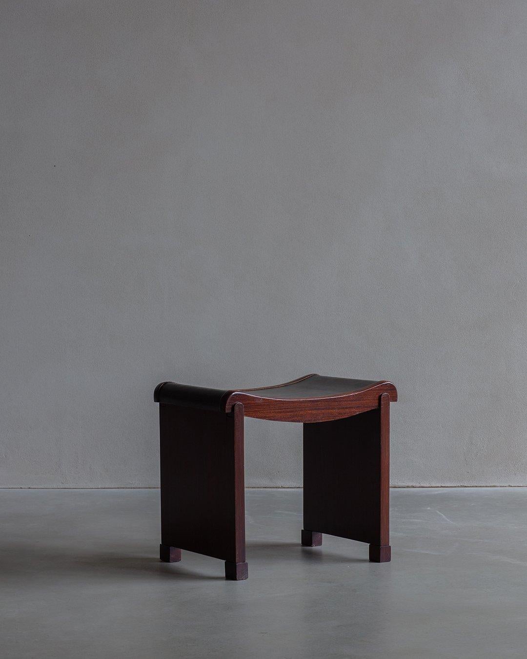 Pierre Chareau - Sgabello Curule / Model No. MT 1015 circa metà del XX secolo In condizioni buone in vendita a Hasselt, VLI