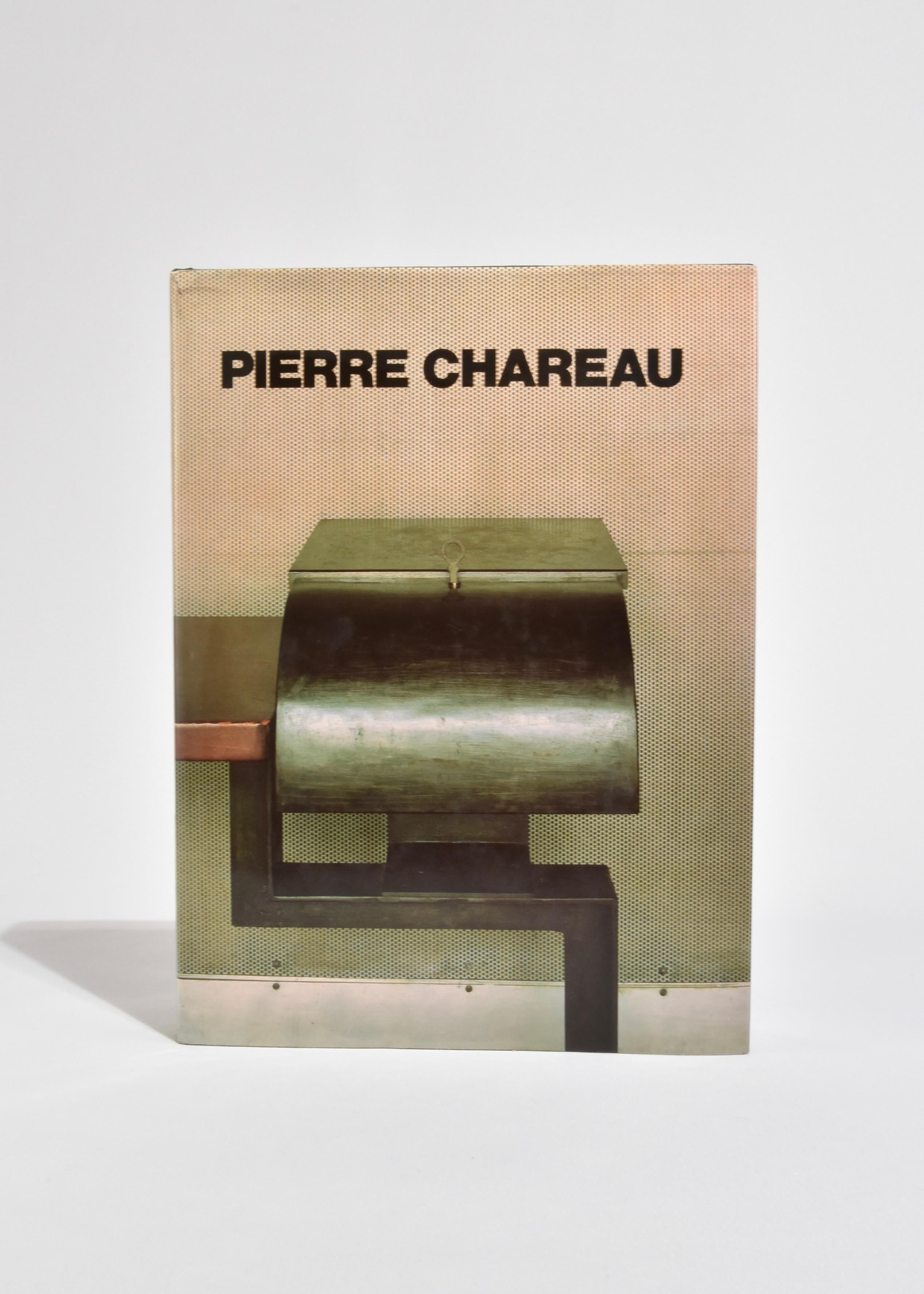 Livre de poche vintage présentant le travail de l'architecte Pierre Chareau. Par Marc Vellay et Kenneth Frampton, publié en 1984. Deuxième édition, 347 pages.

