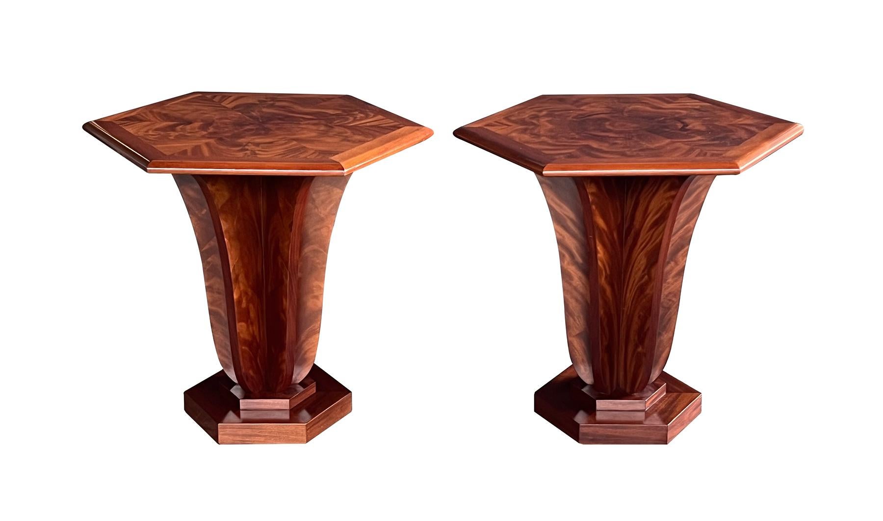 une paire de tables d'appoint Guéridon Tulipe en acajou flammé à la manière de Pierre Chareau (né à Bordeaux, France 1883 d. New York 1950) et fabriquées par Gatti Furniture, San Francisco ; chaque plateau hexagonal en placage d'acajou flammé