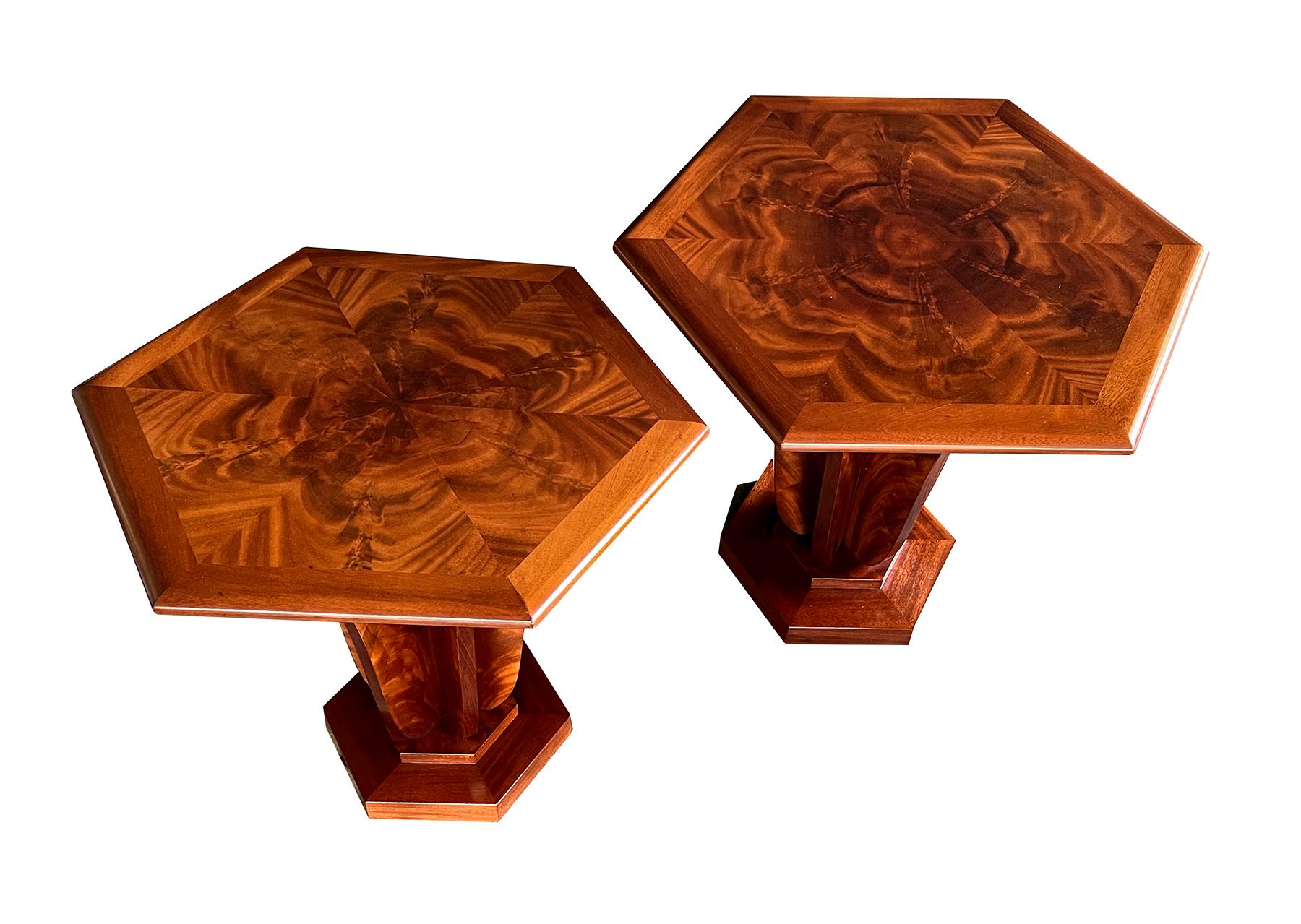 Art déco Paire de tables hexagonales en acajou de style Art Déco inspirée par Pierre Chareau en vente