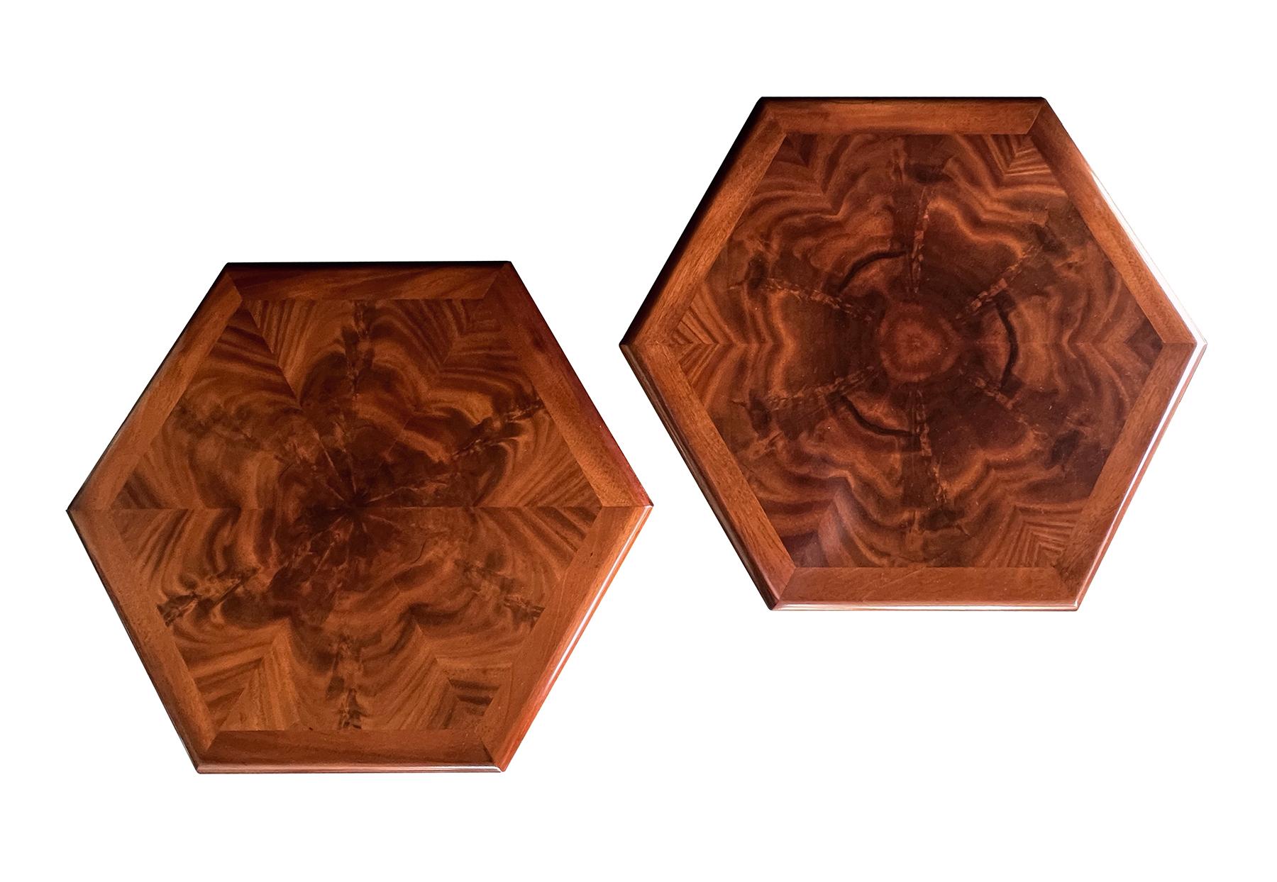 Américain Paire de tables hexagonales en acajou de style Art Déco inspirée par Pierre Chareau en vente