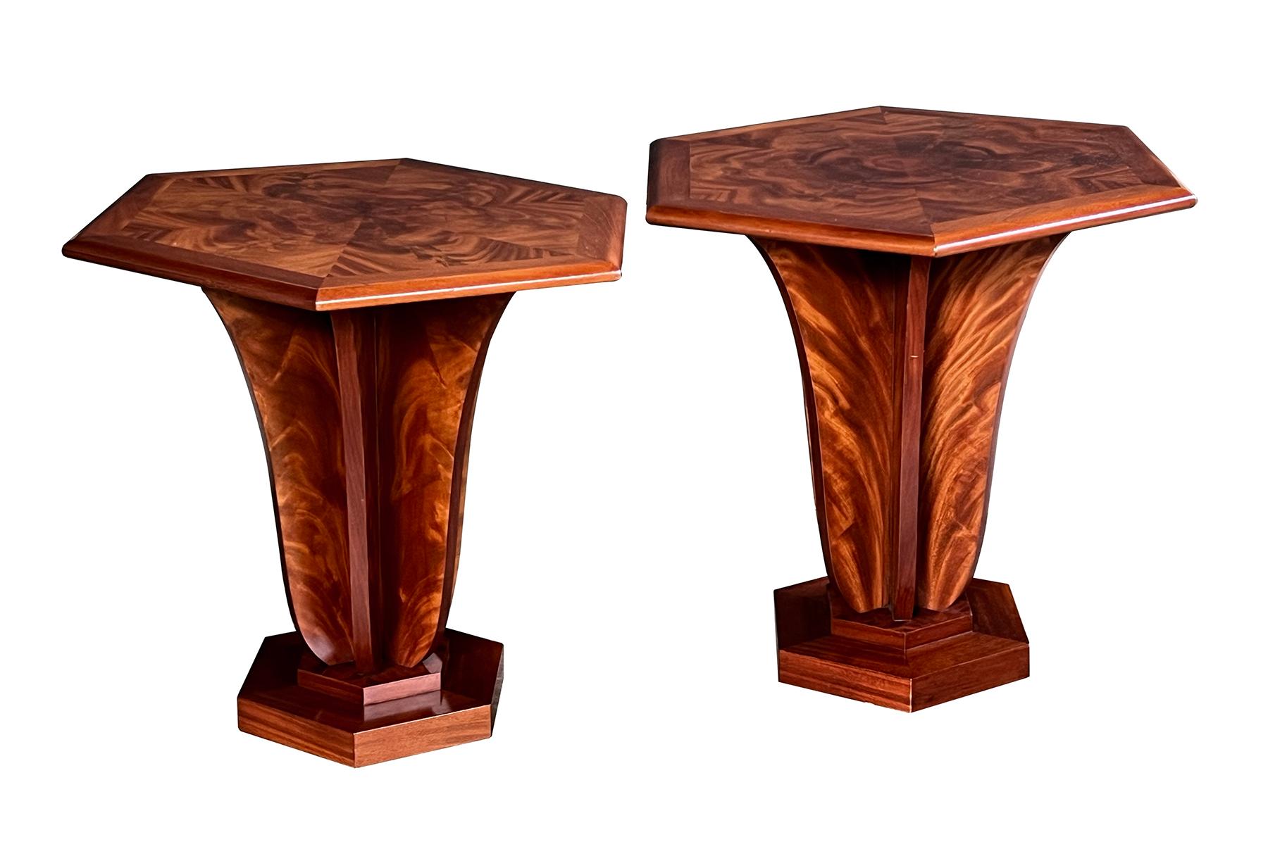 Placage Paire de tables hexagonales en acajou de style Art Déco inspirée par Pierre Chareau en vente