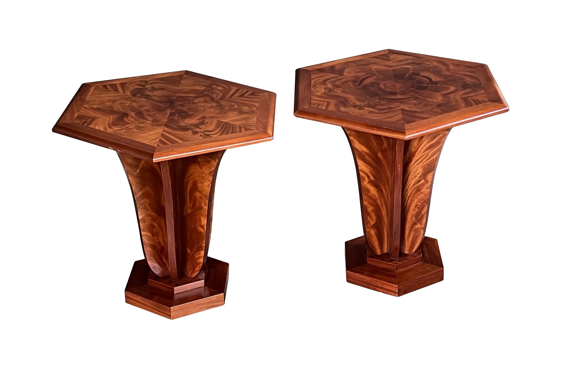 Paire de tables hexagonales en acajou de style Art Déco inspirée par Pierre Chareau Bon état - En vente à San Francisco, CA