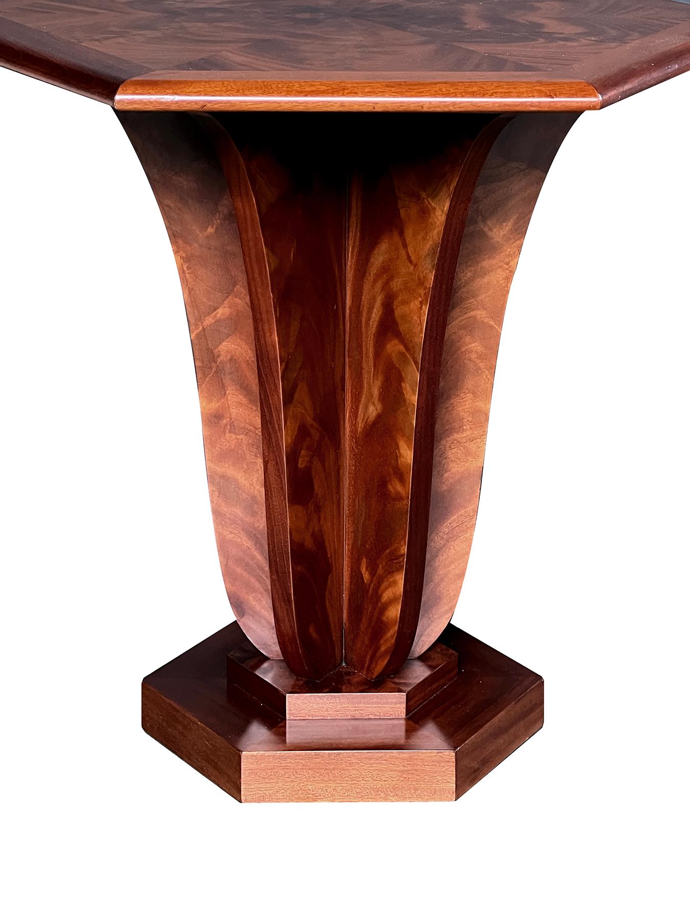 XXIe siècle et contemporain Paire de tables hexagonales en acajou de style Art Déco inspirée par Pierre Chareau en vente