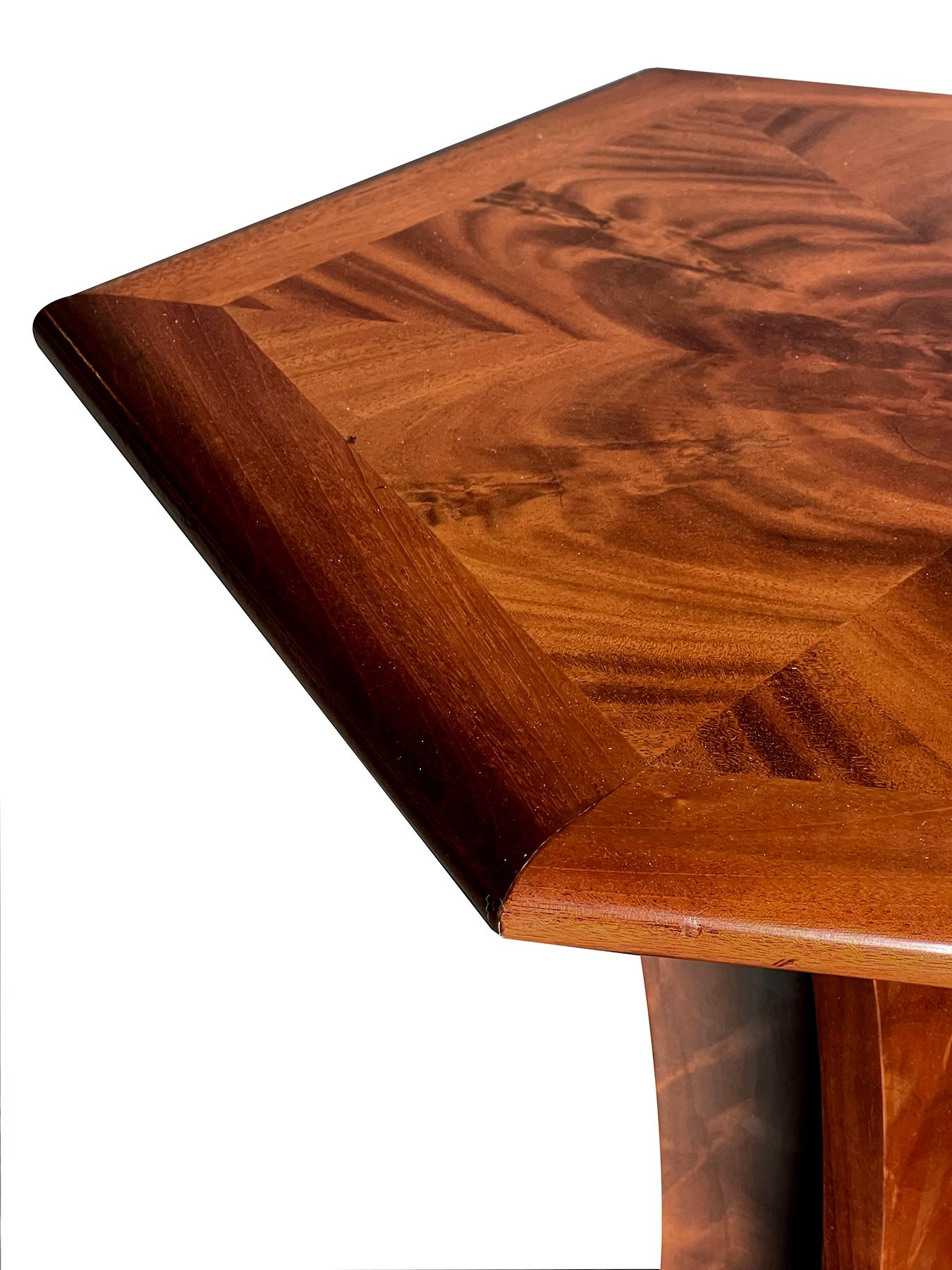 Paire de tables hexagonales en acajou de style Art Déco inspirée par Pierre Chareau en vente 1