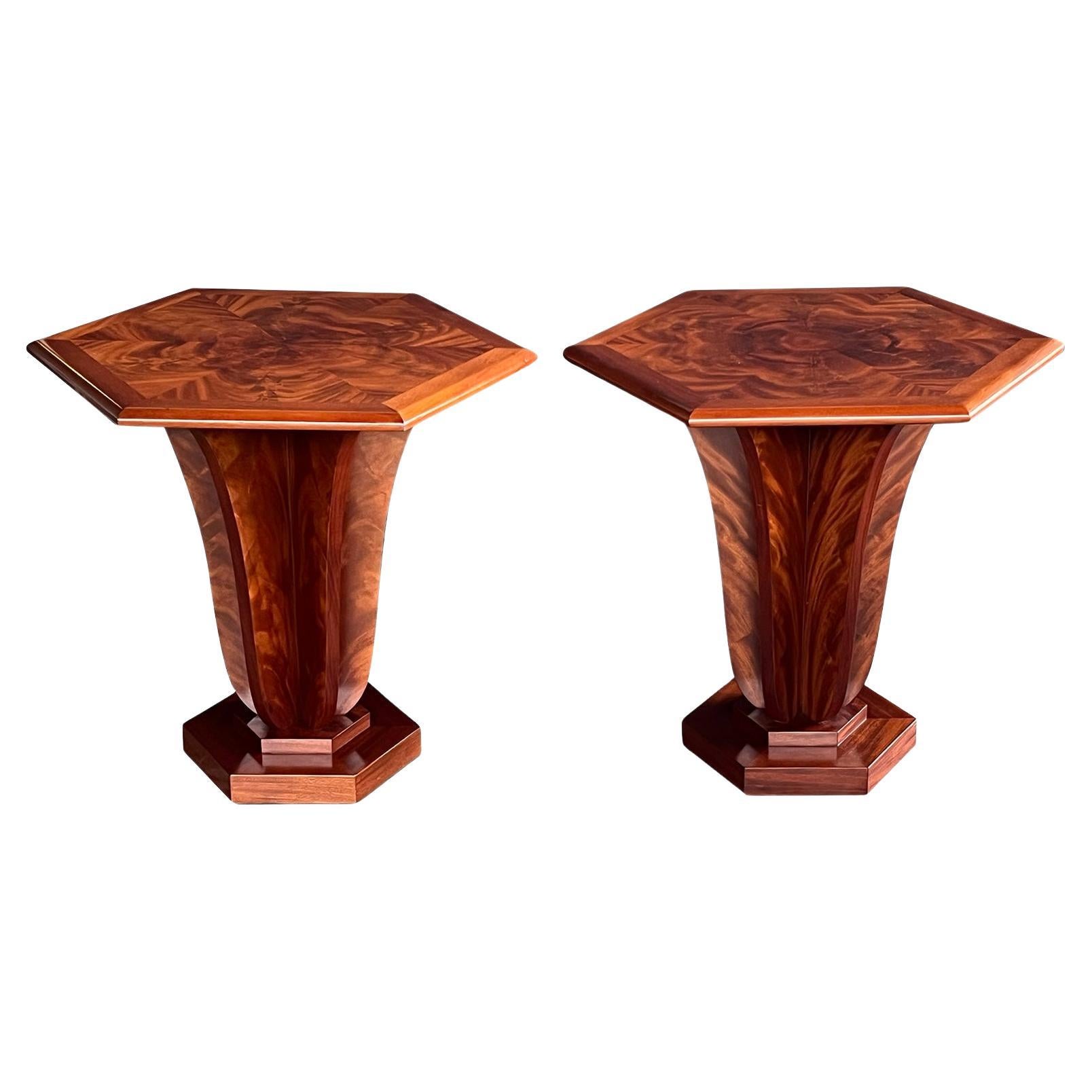Paire de tables hexagonales en acajou de style Art Déco inspirée par Pierre Chareau en vente