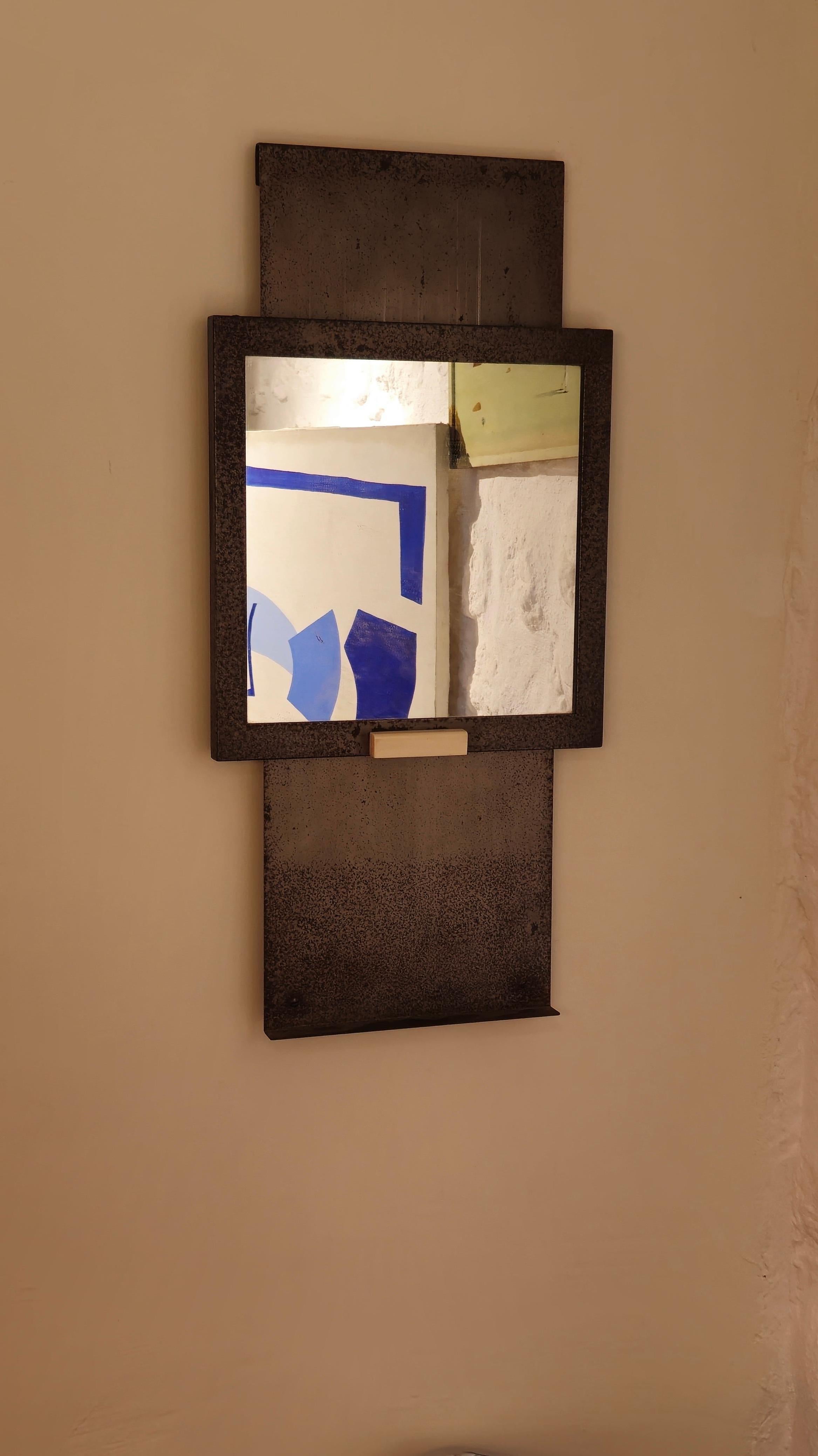 Pierre Chareau MG 311 Espejo de pared de hierro forjado patinado y cristal siglo XX