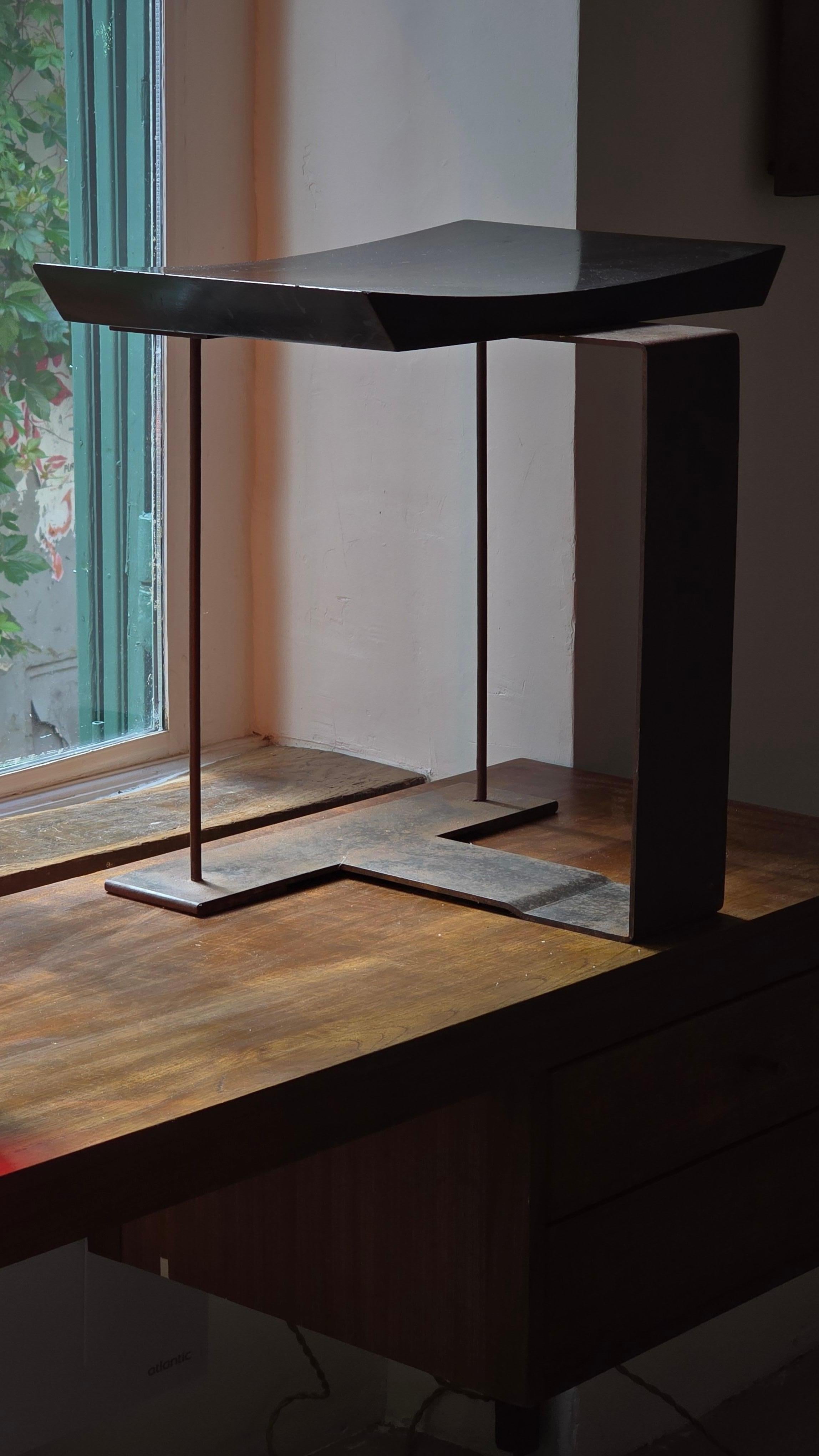 Hocker SN3 von Pierre Chareau, ursprünglich in den 1930er Jahren entworfen und in den 1980er Jahren in Frankreich neu aufgelegt.
Diese Ausgabe ist eine getreue Nachbildung des Originaldesigns, mit einem Gestell aus patiniertem Stahl und einem dezent