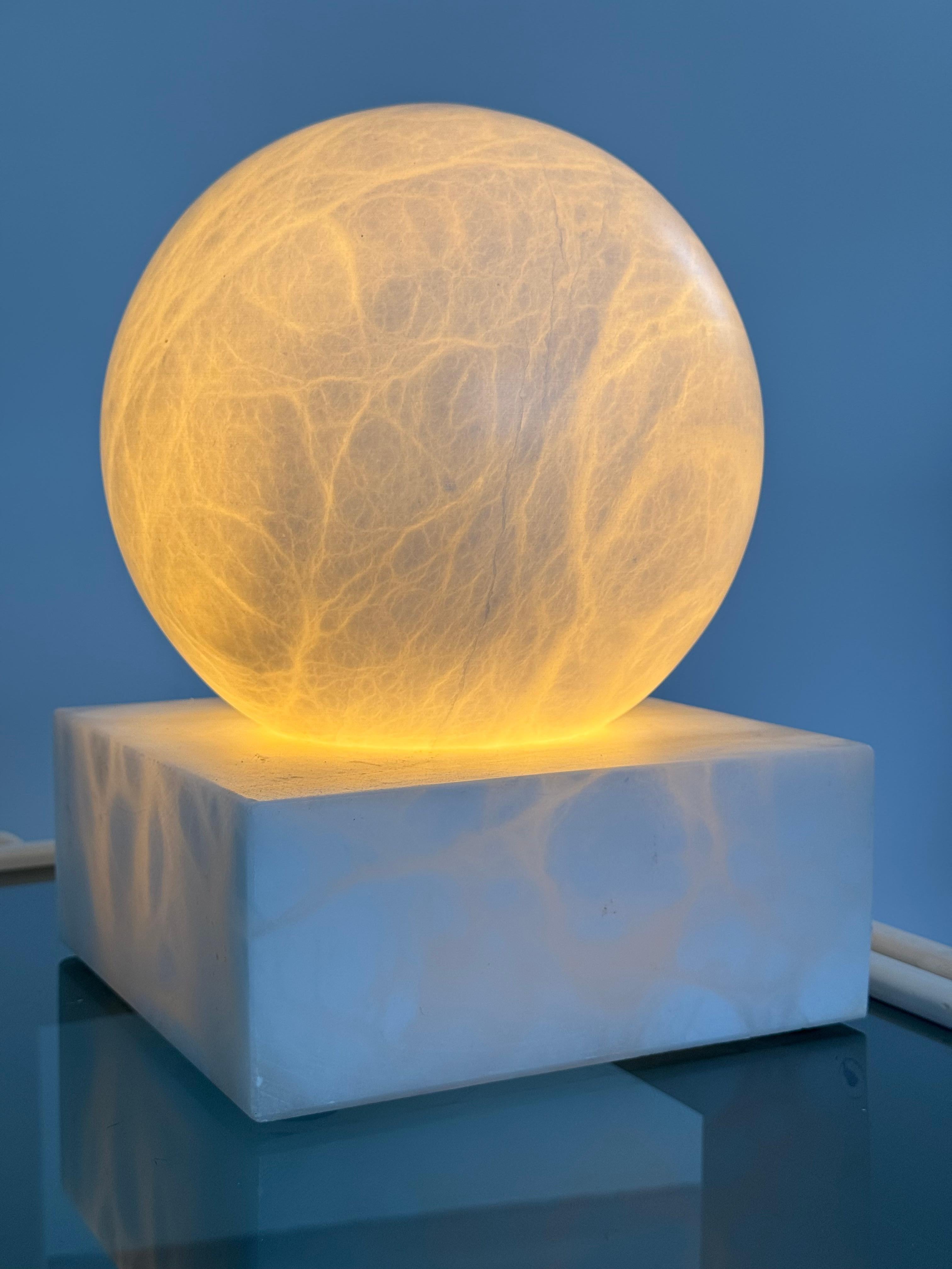 Pierre Chareau style, White marble spherical table lamp, circa 1930s For Sale 4