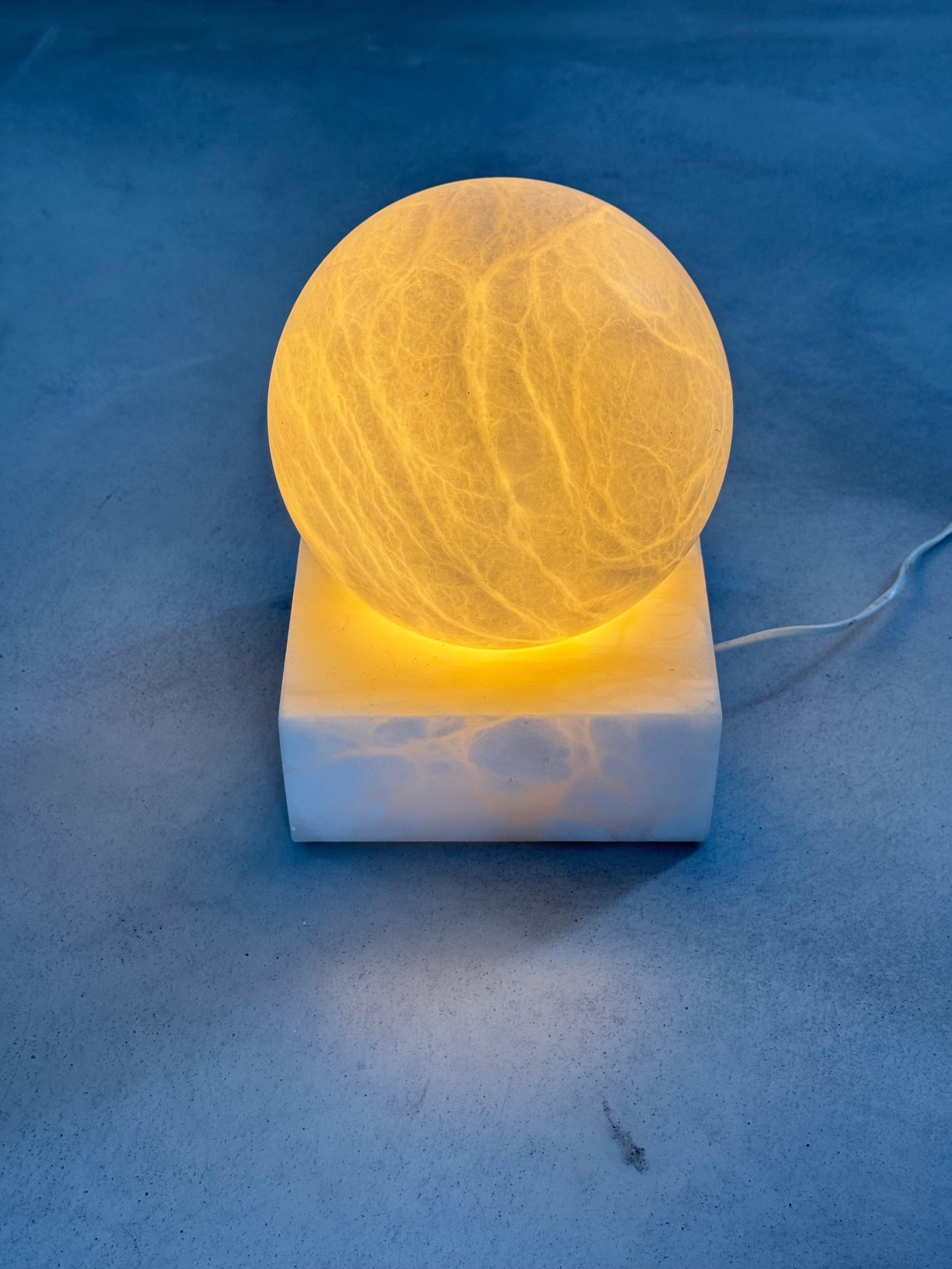 Pierre Chareau style, White marble spherical table lamp, circa 1930s For Sale 9
