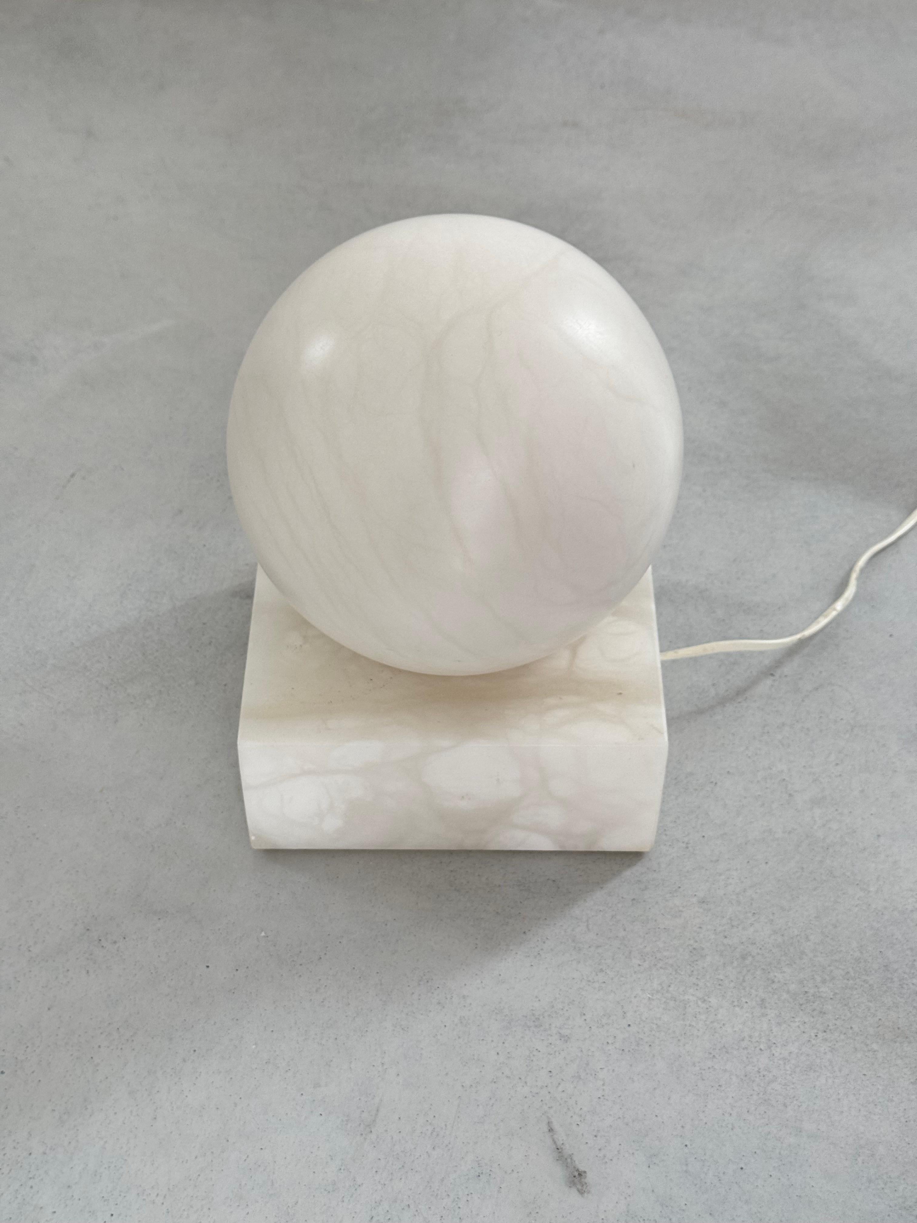 Pierre Chareau style, White marble spherical table lamp, circa 1930s For Sale 10