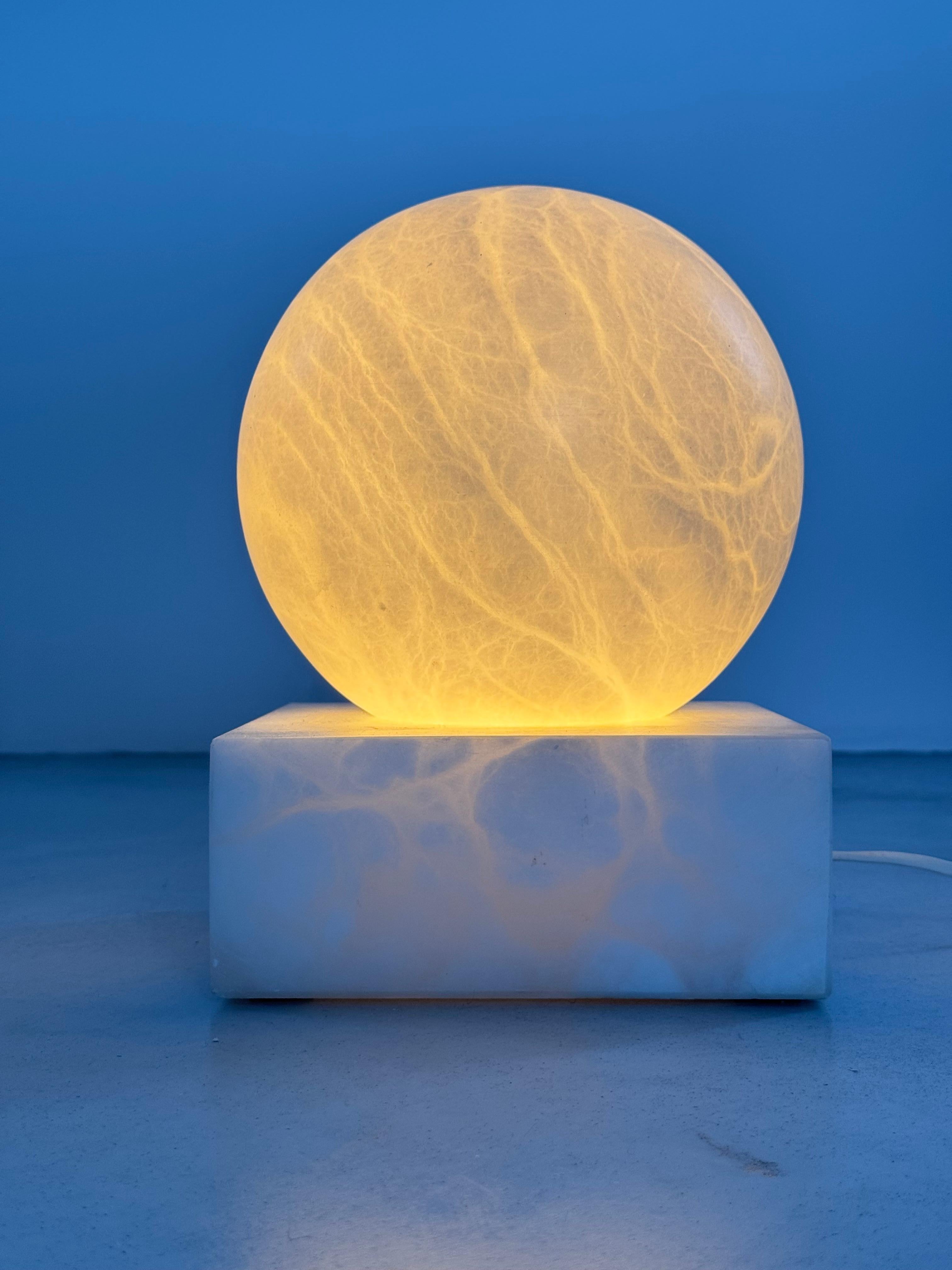 Pierre Chareau style, White marble spherical table lamp, circa 1930s For Sale 12