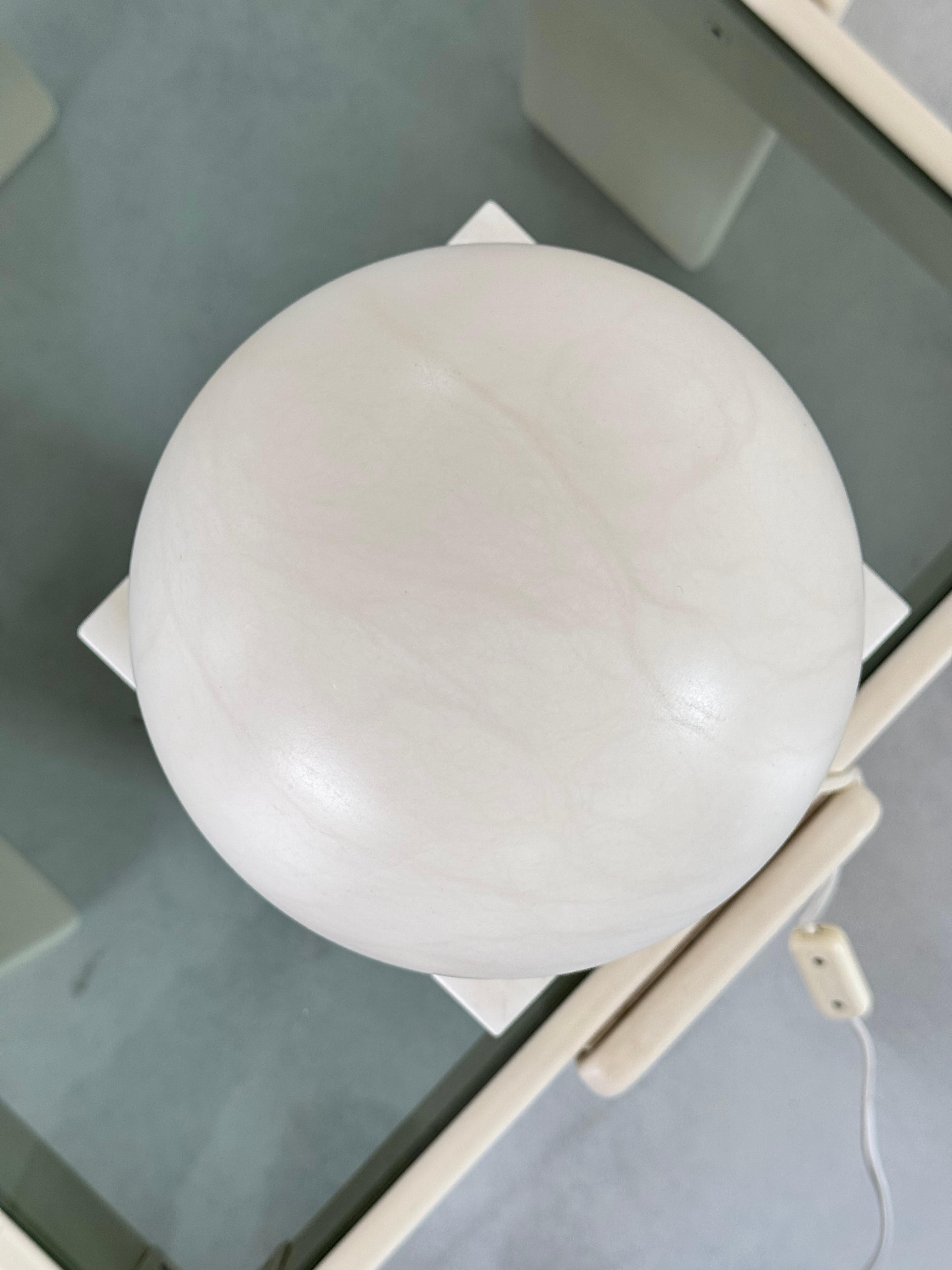 Pierre Chareau style, White marble spherical table lamp, circa 1930s In Good Condition For Sale In leucate, FR