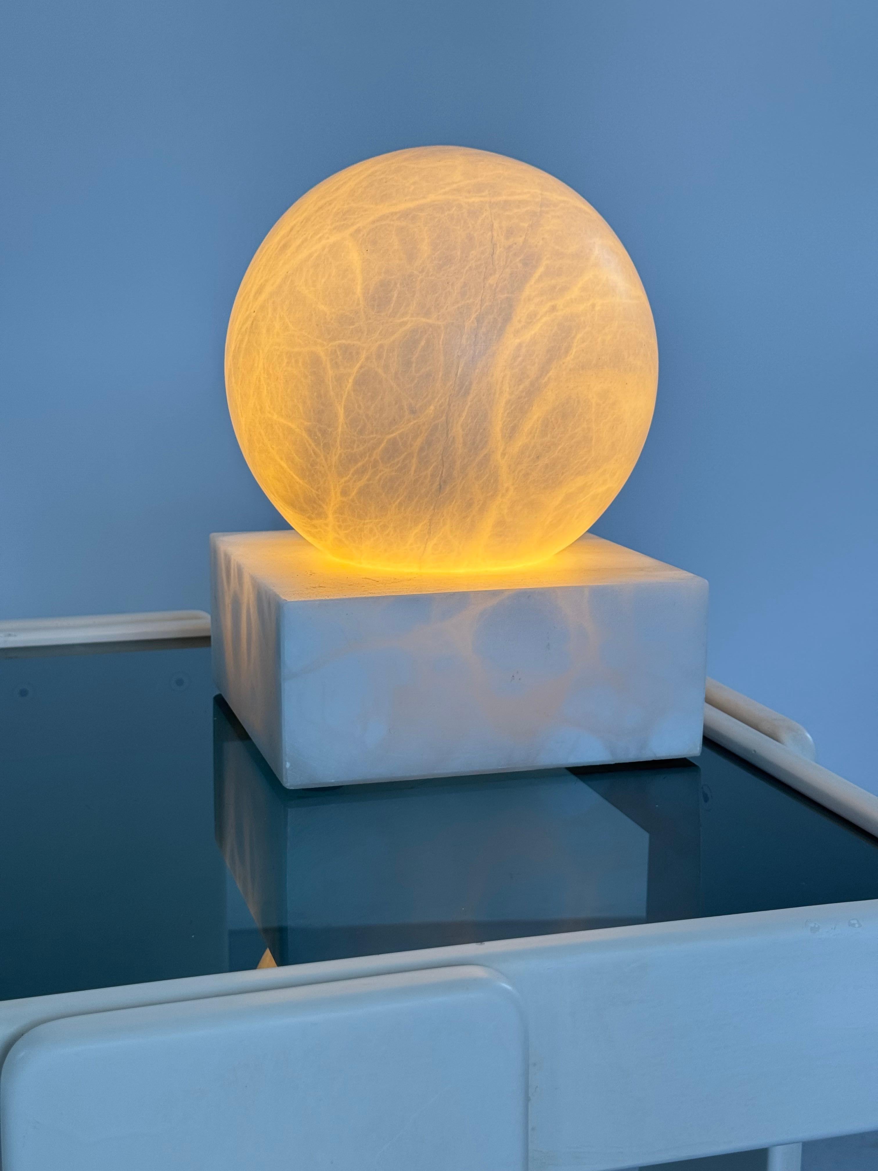 Pierre Chareau style, White marble spherical table lamp, circa 1930s For Sale 1
