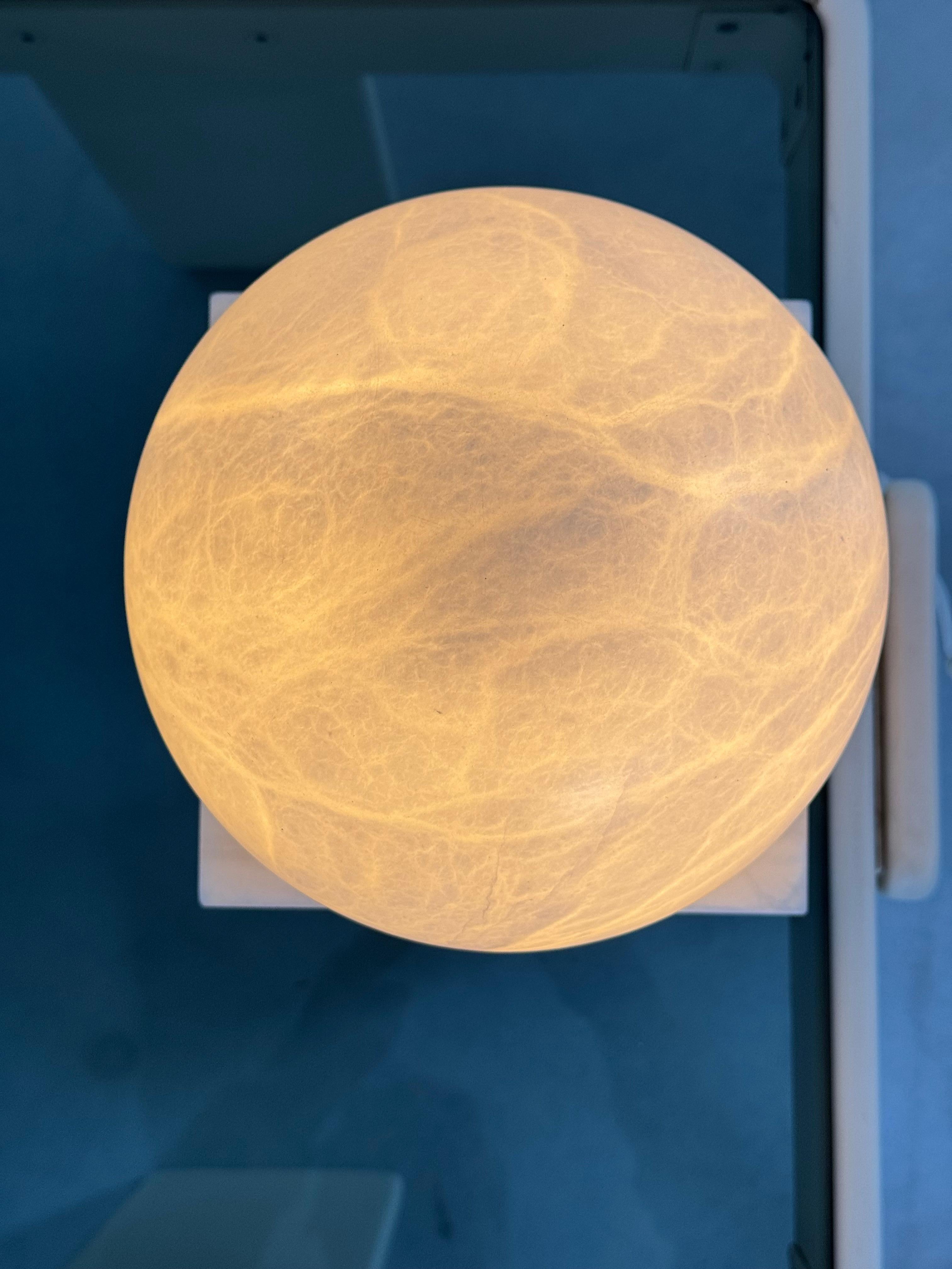 Pierre Chareau style, White marble spherical table lamp, circa 1930s For Sale 2