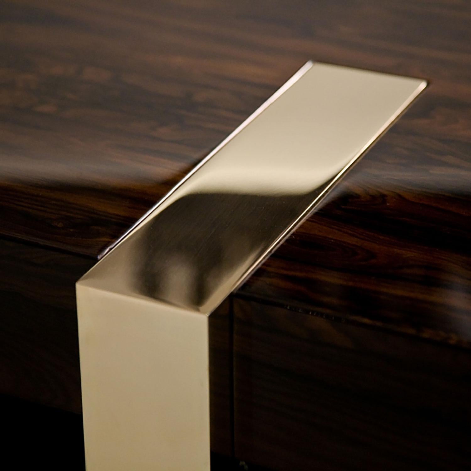 Pierre Couchtisch:  Maßgefertigter Tisch aus Edelstahl, Bronze und Holz (Lack) im Angebot