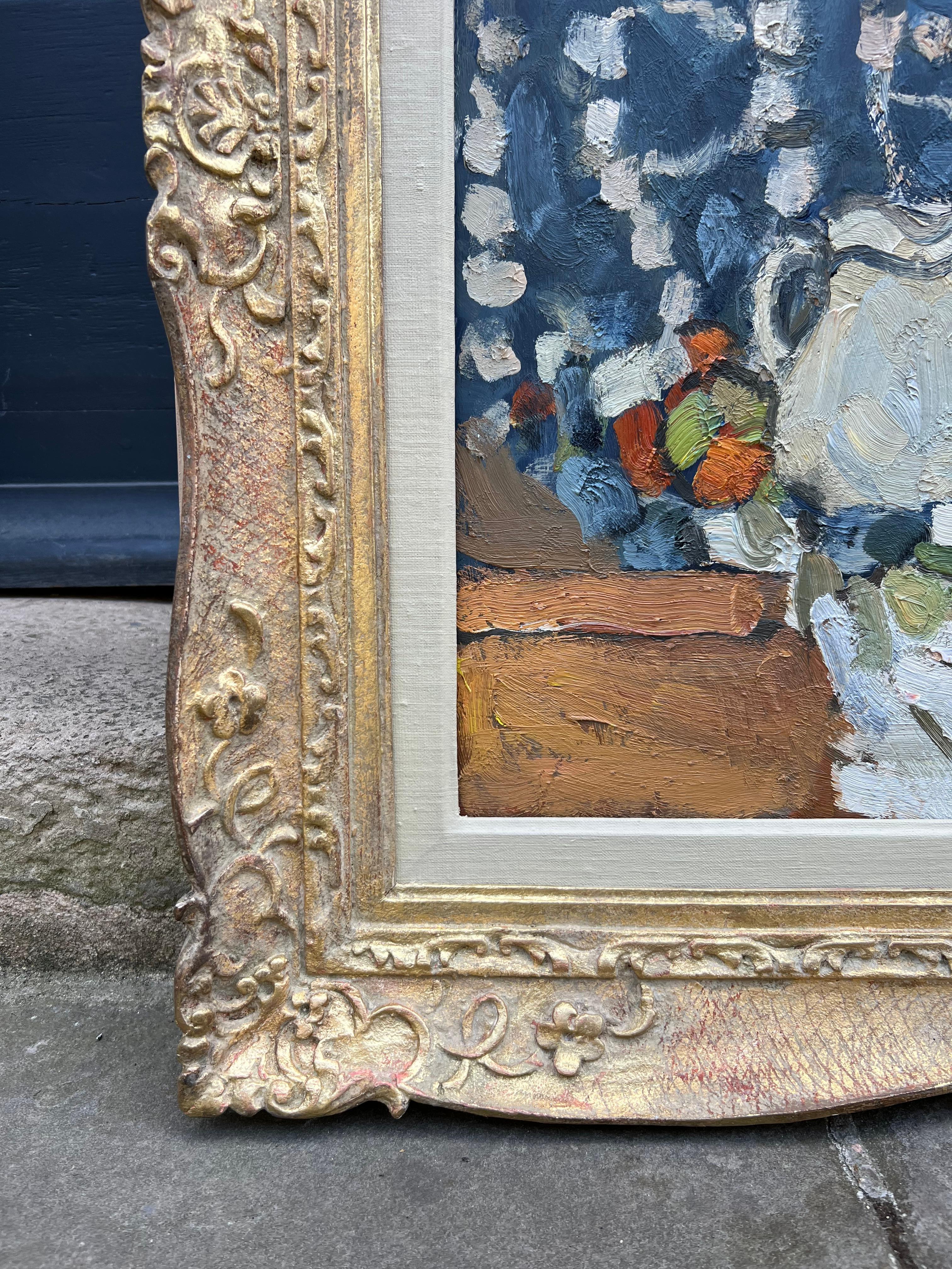 Stilleben mit blauem und weißem Stoff - Original Ölgemälde - 25.6 x 36.2 in im Angebot 2
