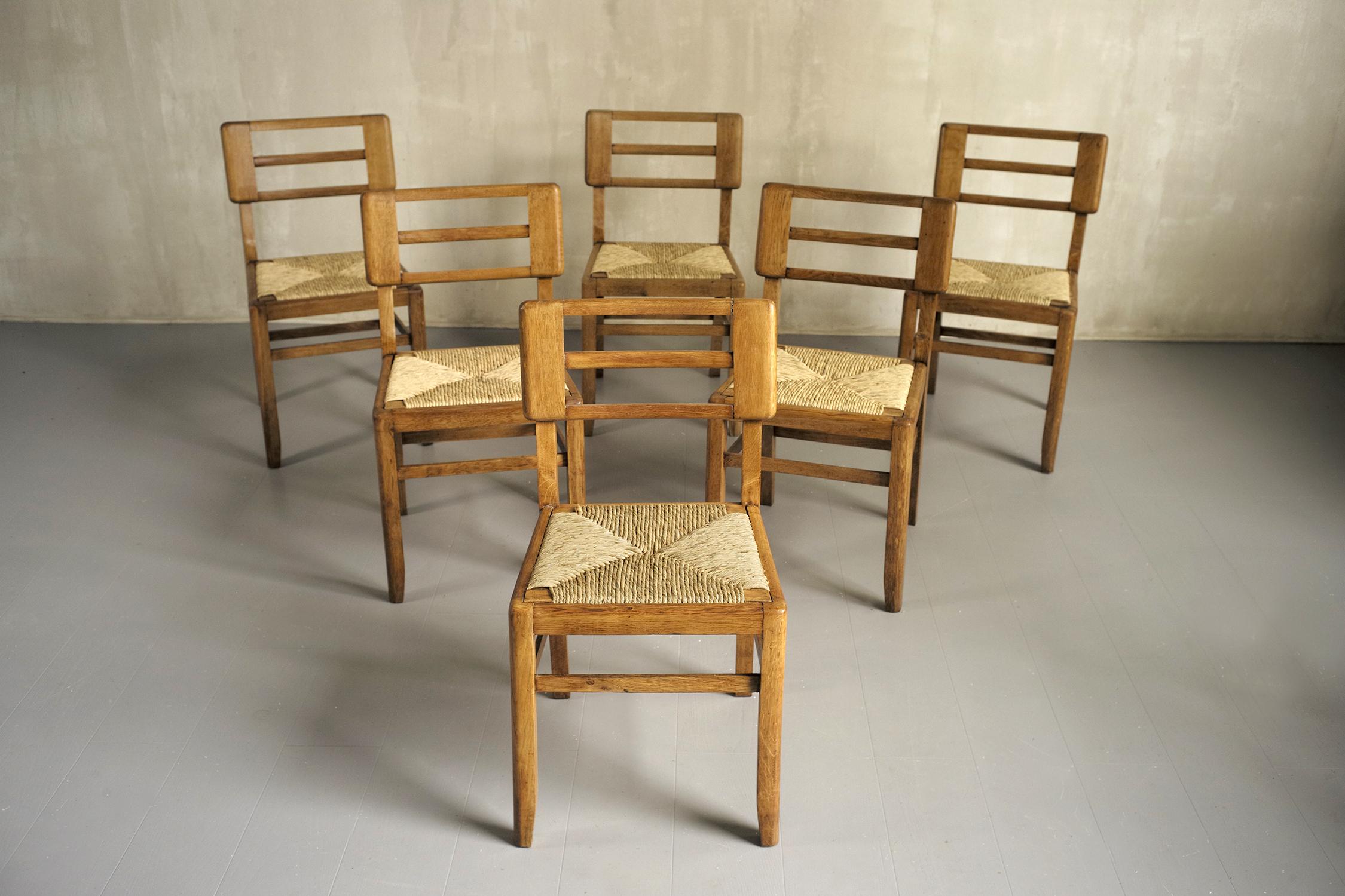 Set of 6 straw chairs by Pierre Cruège, France 1950. Structure in blond oak, seat in natural straw. After having created high quality furniture sets before the Second World War, Pierre Cruège put himself at the service of French Reconstruction