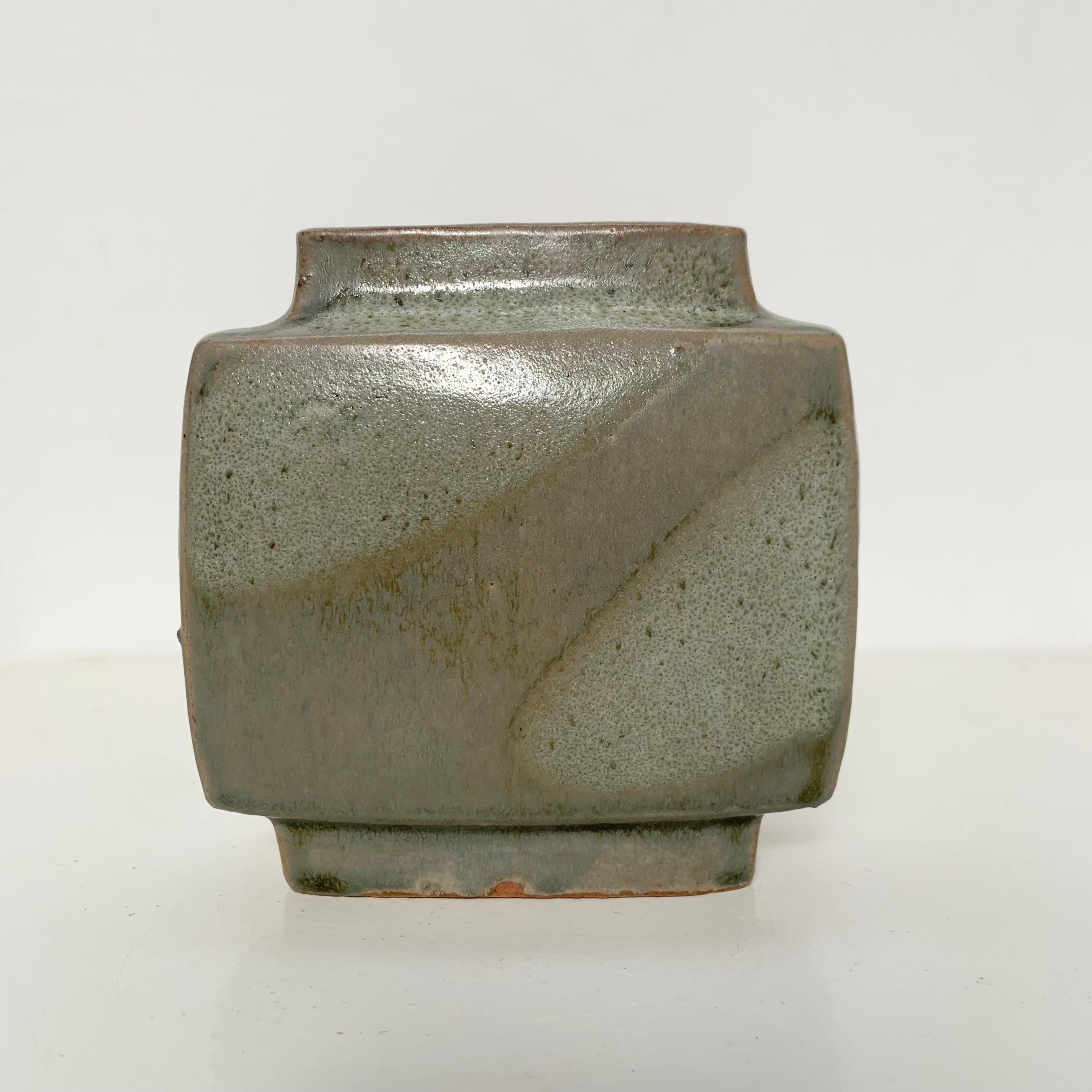 Schöne Keramikvase Modell Pierre Culot Citroën, um 1970, Belgien.
Zartes Grau und beige/braune Farbtöne.
Gestempelt C.
Emaillierter Sandstein.
Abmessungen: 15 cm H, 14 cm B, 7 cm T.
Guter Zustand.
Alle Käufe sind durch unsere Käuferschutzgarantie