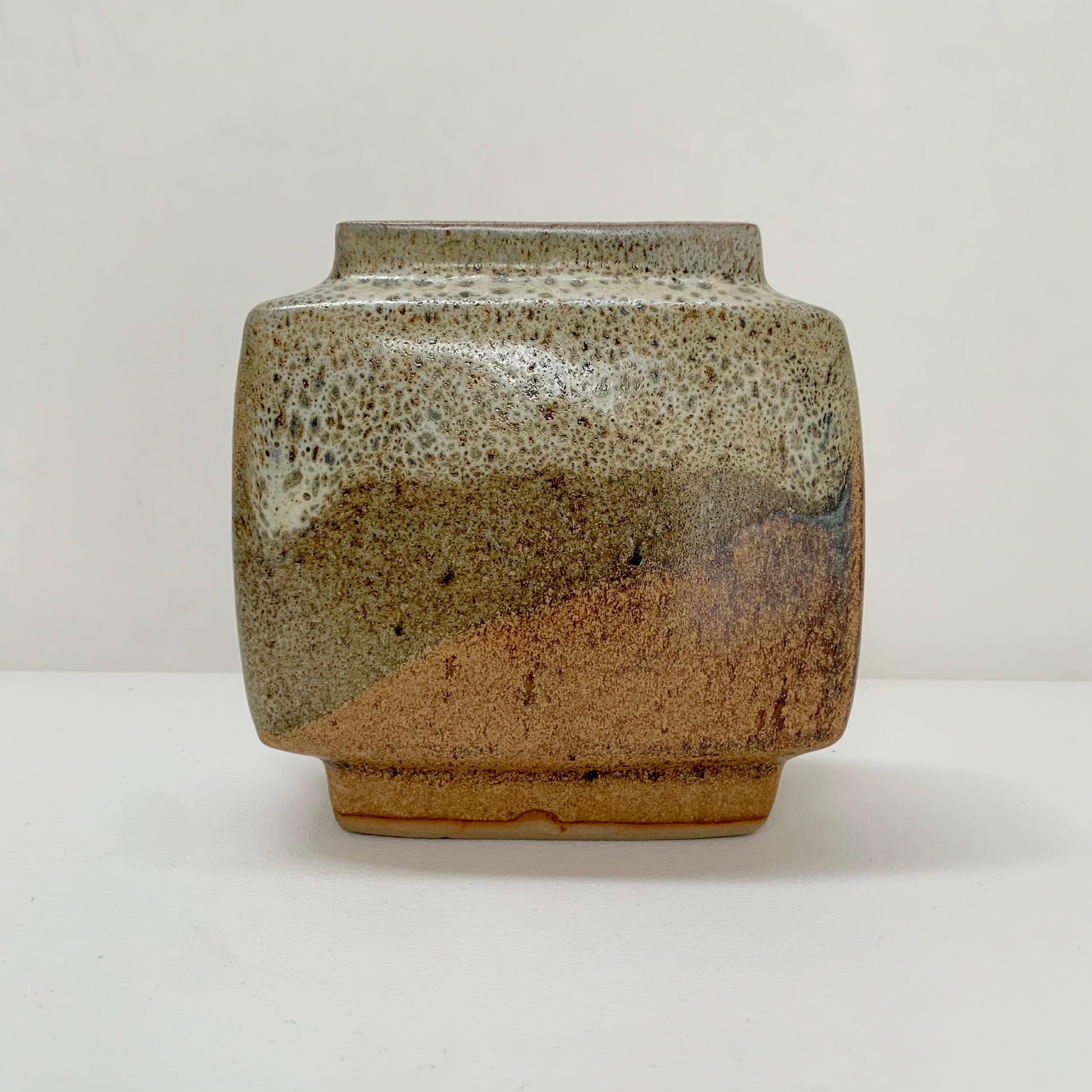 Vase en céramique de Pierre Culot modèle CIRCA, vers 1970, Belgique.
Délicates nuances de brun et de beige.
Estampillé C.
Grès émaillé.
Dimensions : 15 cm de haut, 14 cm de large, 8 cm de profondeur : 15 cm H, 14 cm L, 8 cm P.
Bon état.