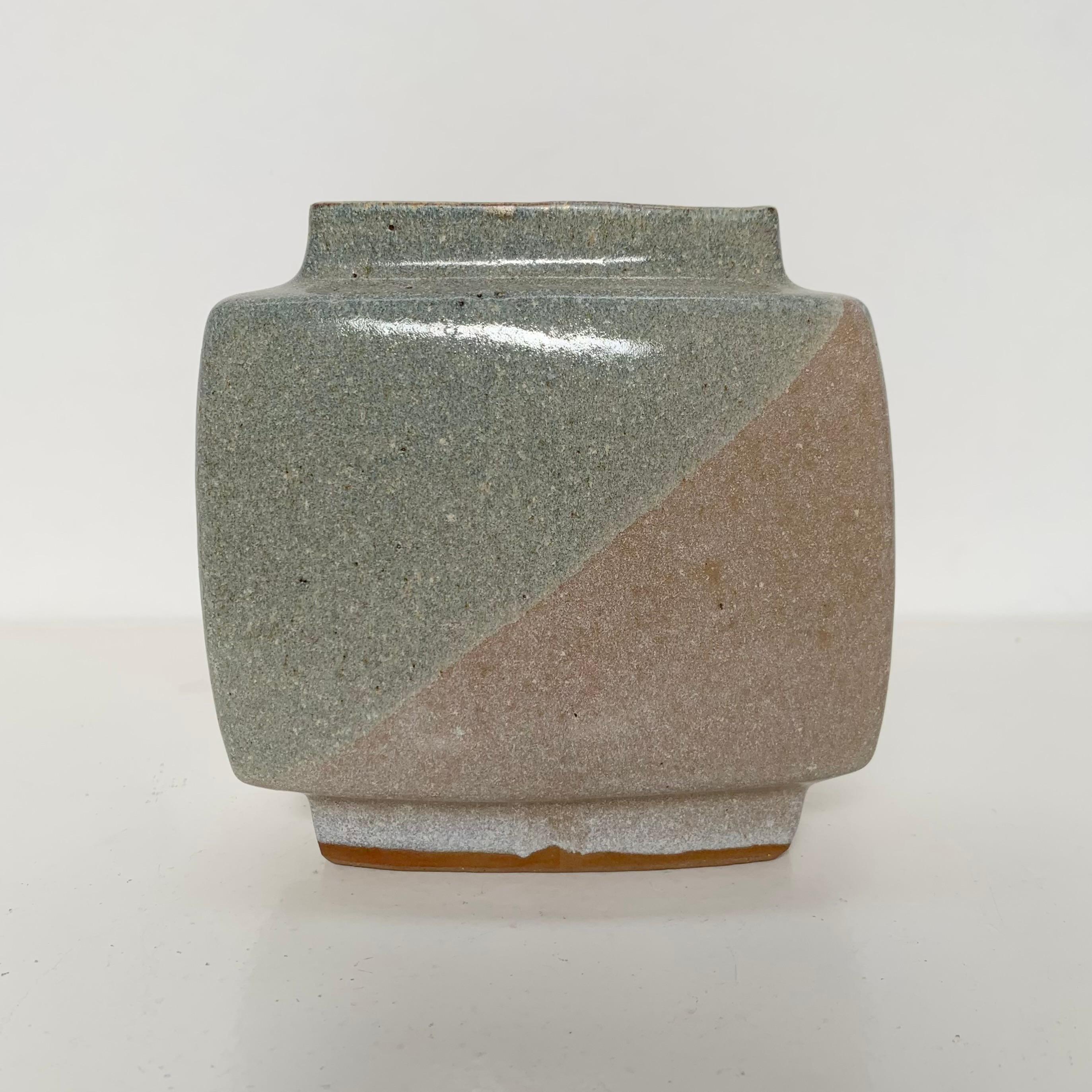 Pierre Culot Citroën Modellvase, um 1970, Belgien.
Zarte hellgraue und beige Farbtöne.
Gestempelt C.
Emaillierter Sandstein.
Abmessungen: 14 cm H, 14 cm B, 7 cm T.
Guter Zustand.
Alle Käufe sind durch unsere Käuferschutzgarantie abgedeckt.
Dieser