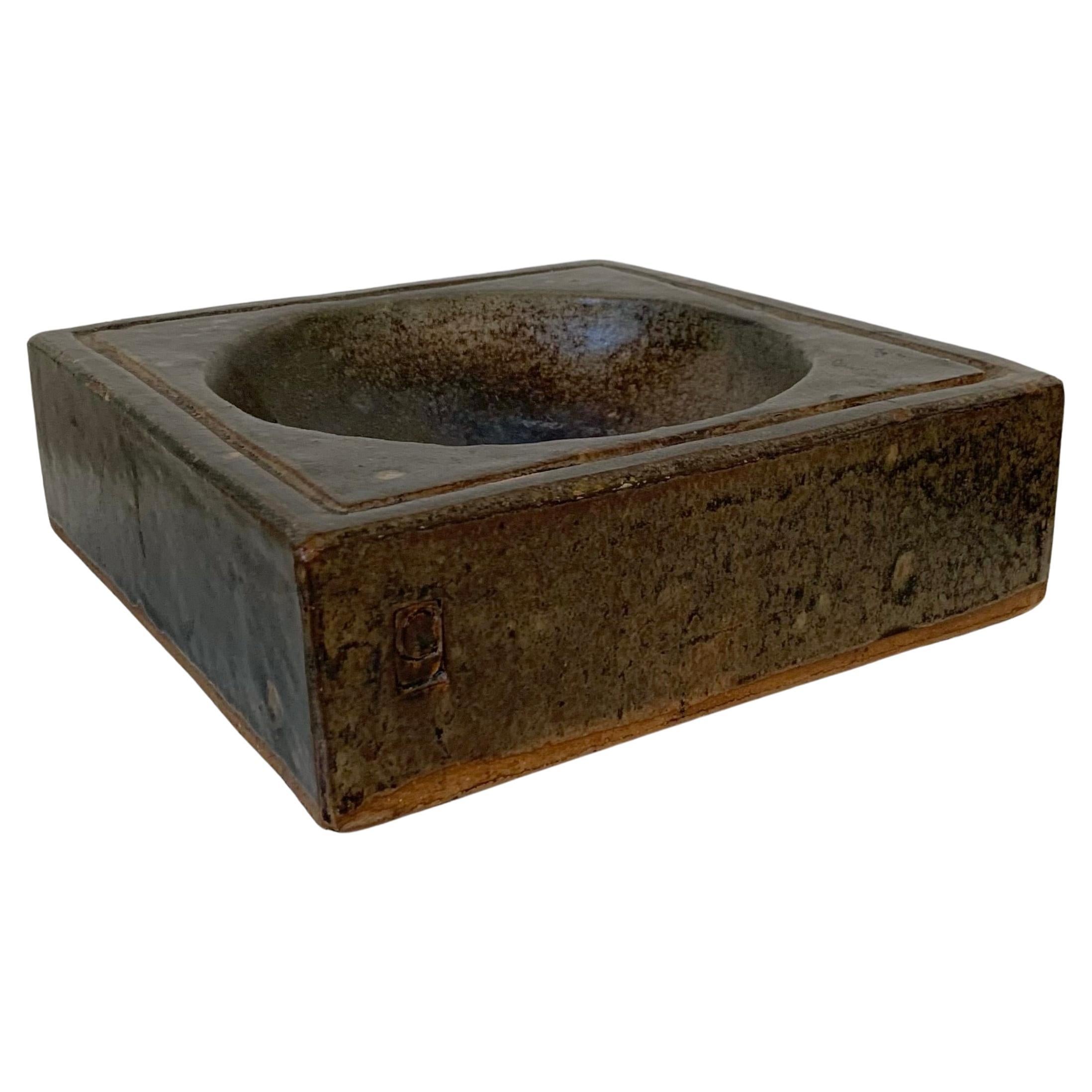 Pierre Culot große Keramik-Videopoche, um 1960, Belgien.
Braunes emailliertes Steingut. 
Gestempelt C.
Abmessungen: 24 x 24 cm , 8 cm H.
Guter Originalzustand.
Alle Käufe sind durch unsere Käuferschutzgarantie abgedeckt.
Dieser Artikel kann
