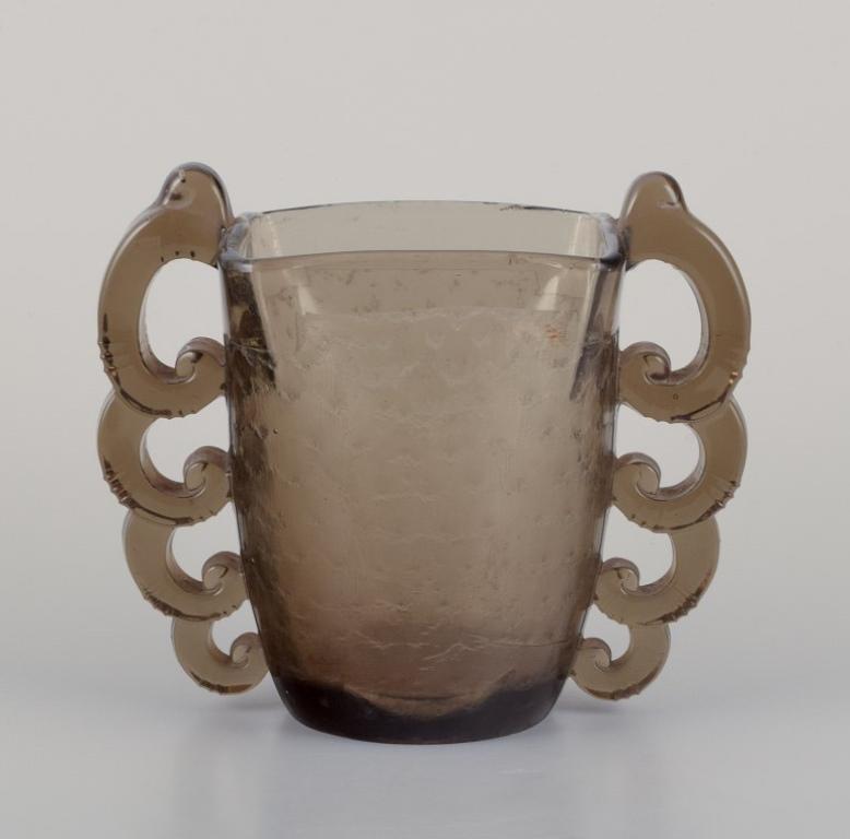 Pierre d'Avesn für Daum. Große Vase aus Kunstglas im Art déco-Stil mit Henkeln  im Angebot