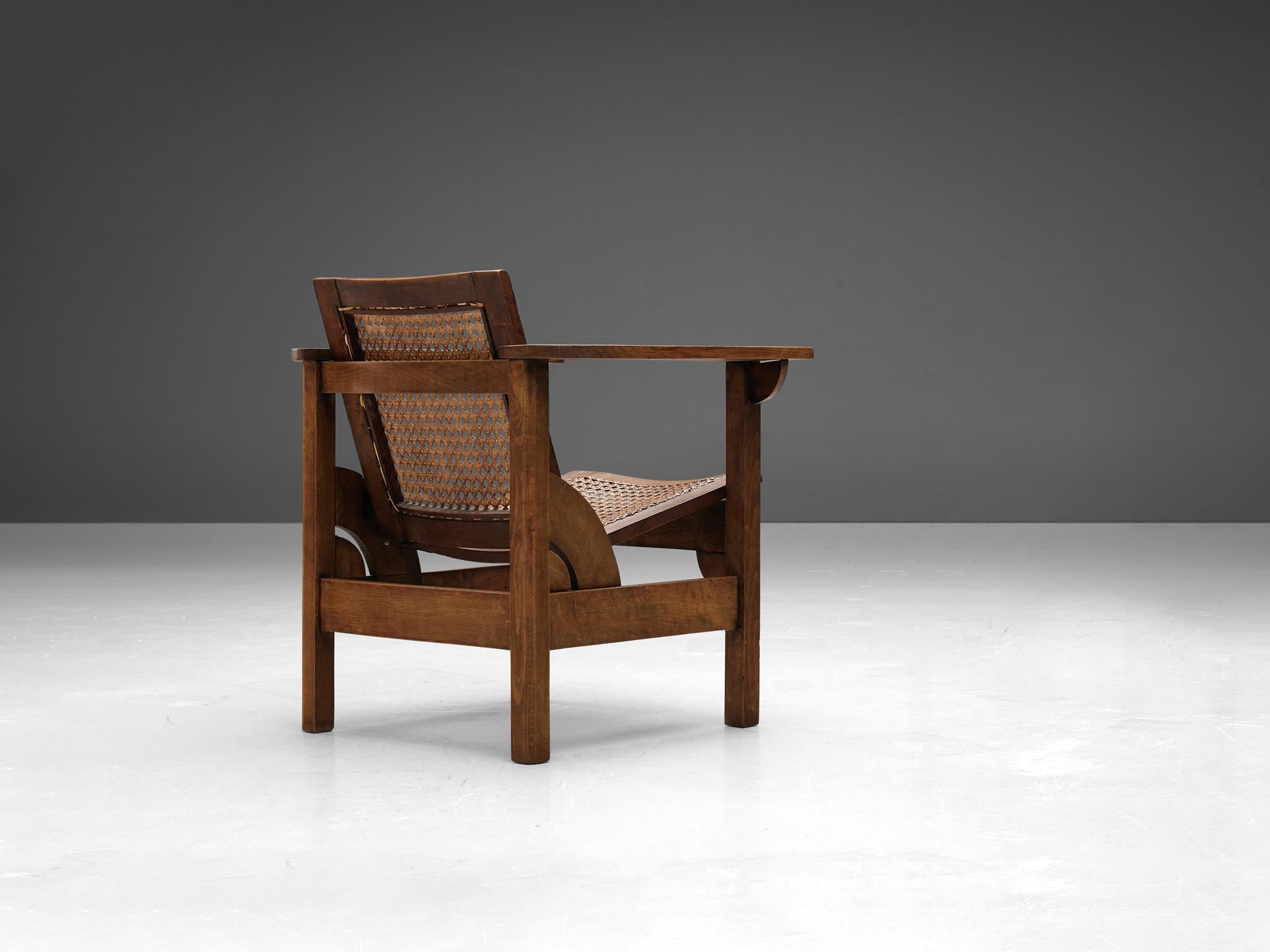 Pierre Dariel, fauteuil 'Hendaye', hêtre, cannage, France, années 1930. 

Robuste chaise longue modèle Hendaye conçue par Pierre Dariel dans les années 1930. L'ossature en bois est exécutée en hêtre, tandis que l'assise et le dossier sont en
