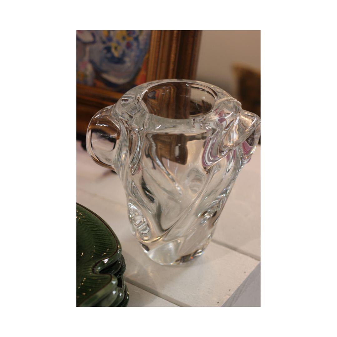 This beautiful and uniquely shaped vase by Pierre d'Avesn is a sculptural piece perfect for your interior. Pierre d'Avesn specialised in Glass vases throughout the mid-century period in France.